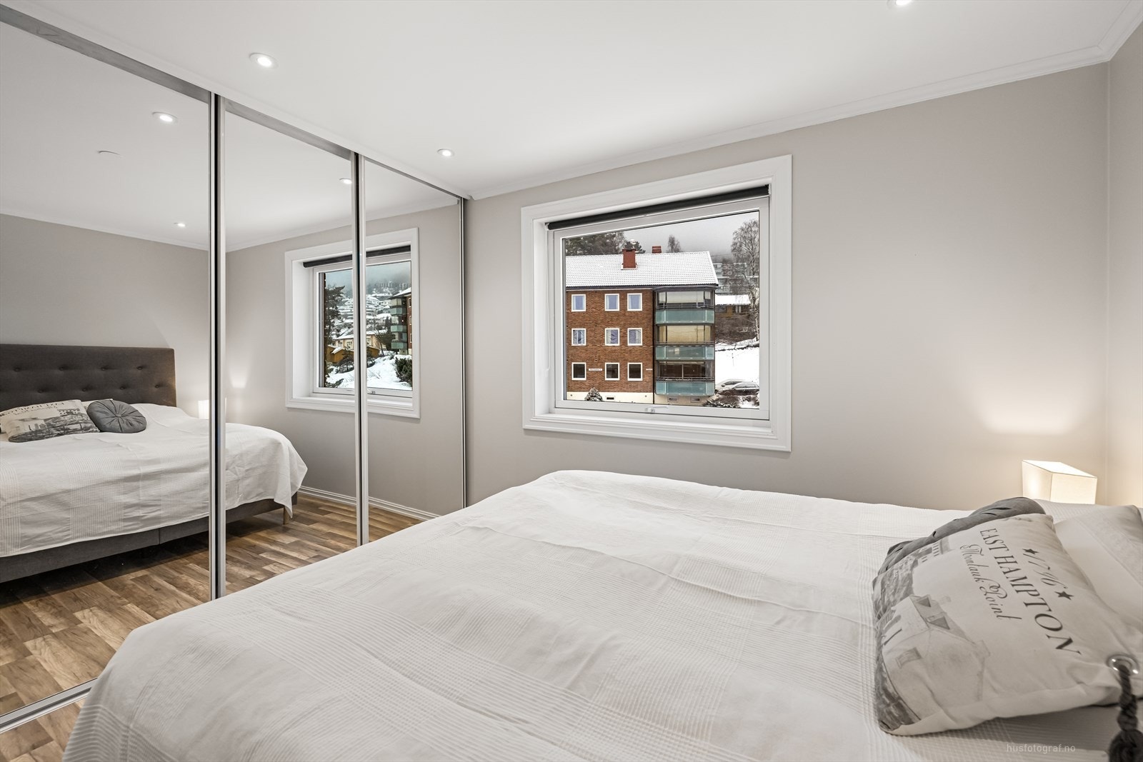 Hovedsoverommet har plass til dobbeltseng og nattbord. Her er det stor skyvedørsgarderobe som rommer mye oppbevaring. Galleribilde