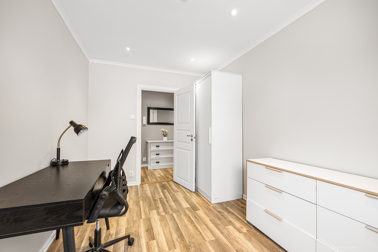 Leiligheten har 2 soverom, dette benyttes i dag som kontor. Galleribilde