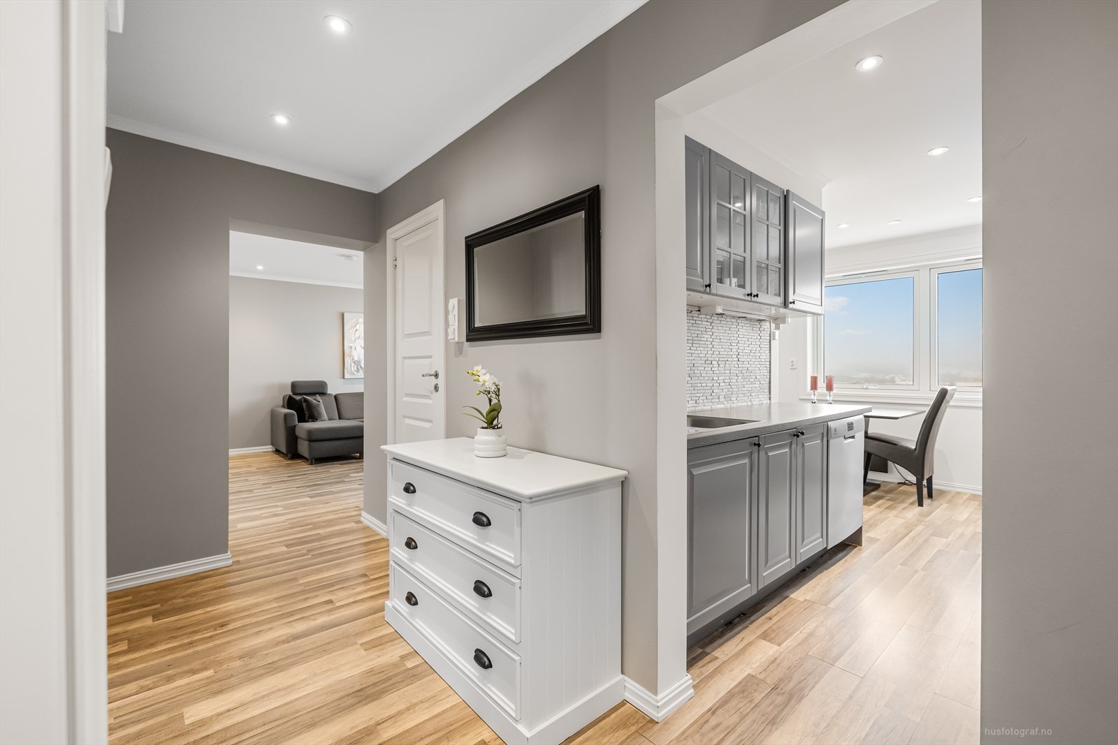 Lys og pen gang med plass til oppbevaring av klær. Galleribilde