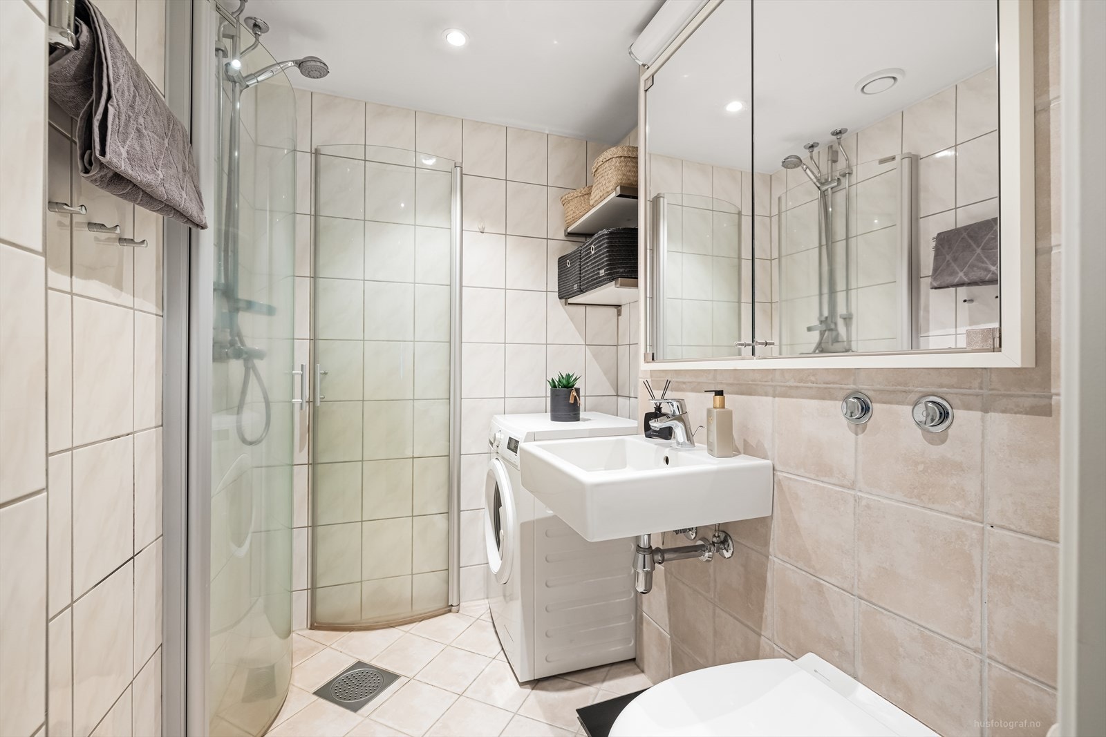 Badet har varmekabler , fliser på gulv og tak, led downlights i himling, dusjvegger/hjørne og opplegg for vaskemaskin. Galleribilde