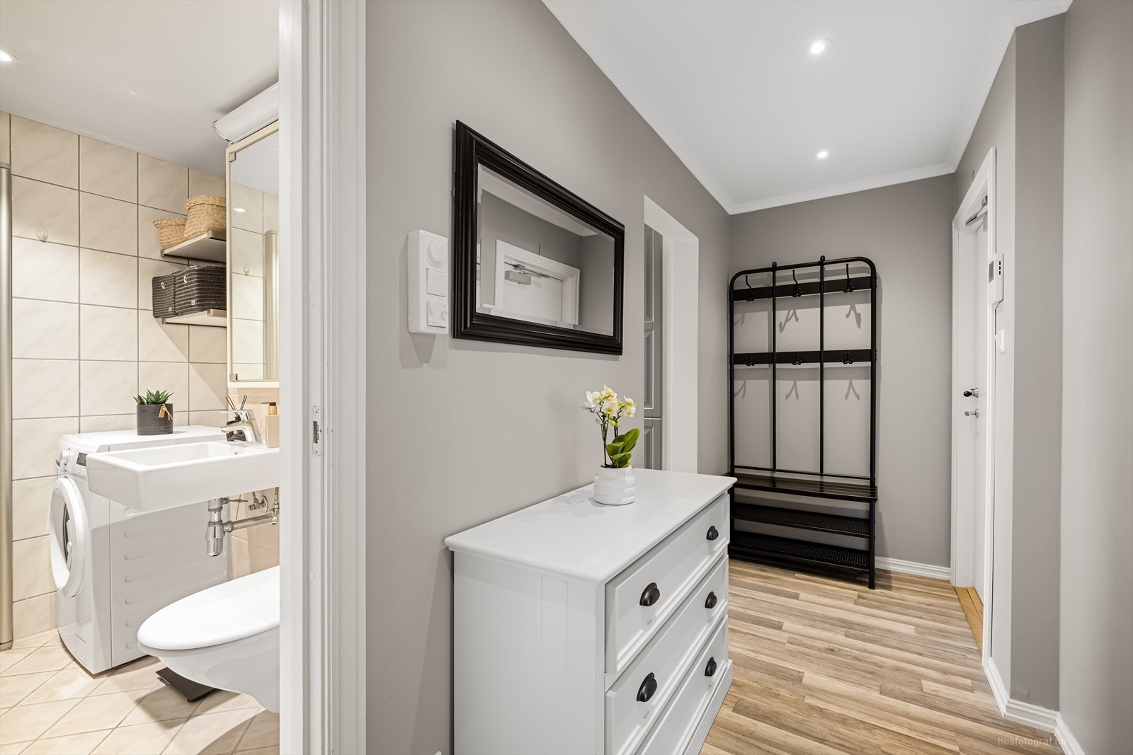 Fra gangen er det inngang til bad, soverom og kjøkken. Galleribilde