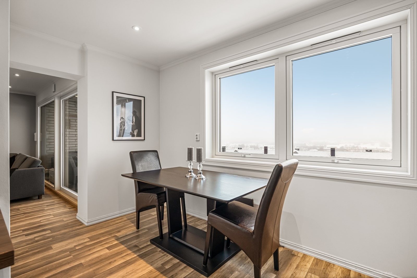 Her får man inn mye naturlig lys fra vinduet. Galleribilde