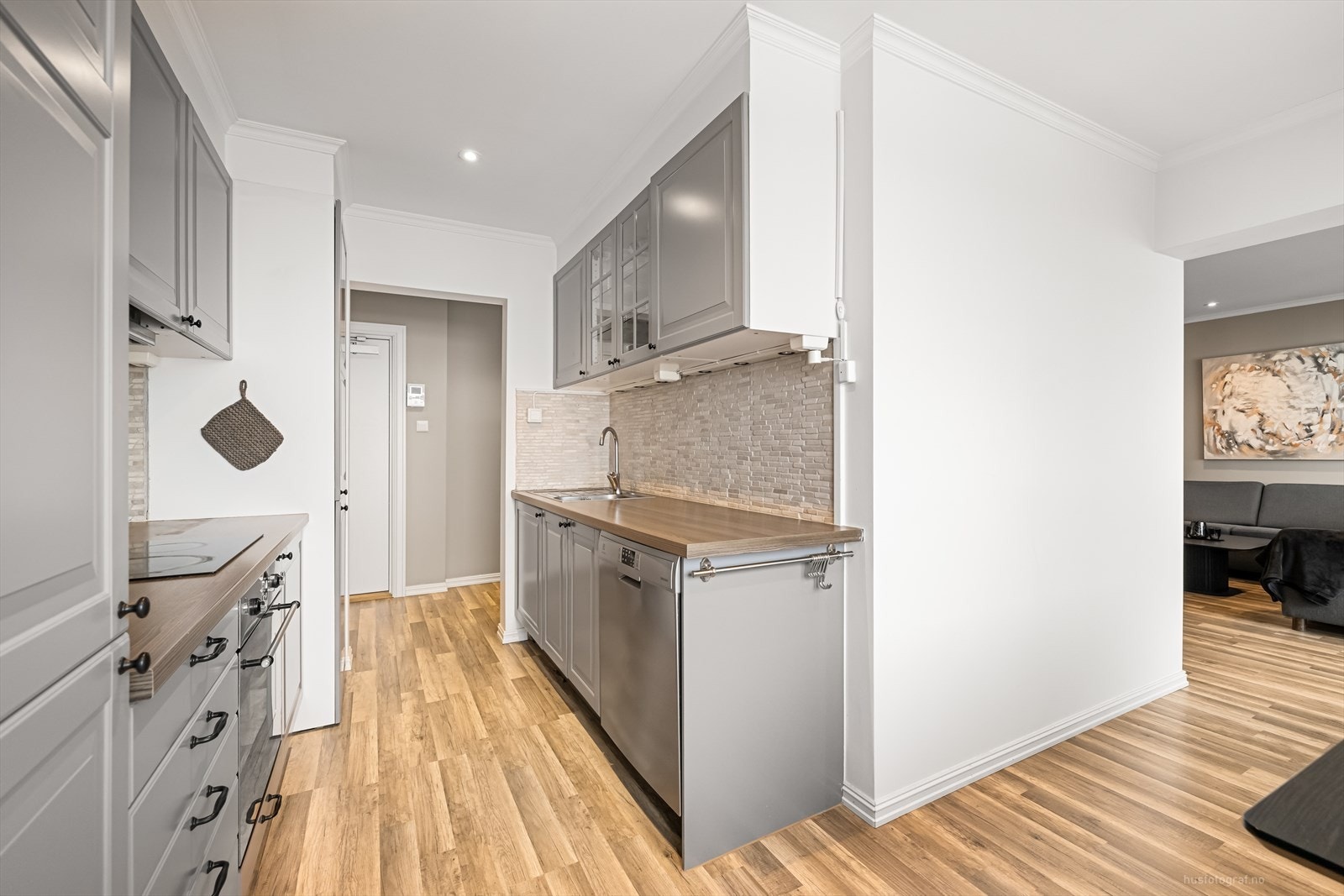 Kjøkkenet har oppvaskmaskin, platetopp og stekeovn. Galleribilde