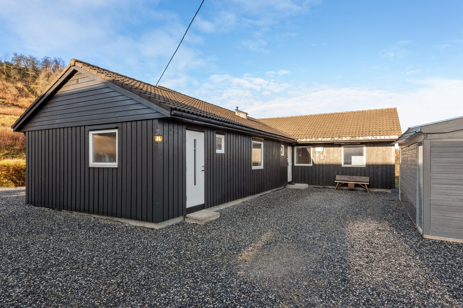 Gode parkeringsforhold og lett adkomst til huset. Vinterhage til høyre i bilde. Galleribilde