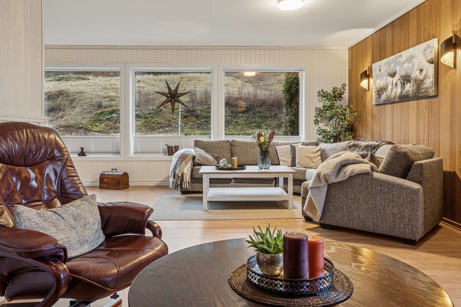 Vinkel stue slik at en har god plass til tv-krok, spisestue og salong gruppe. Galleribilde