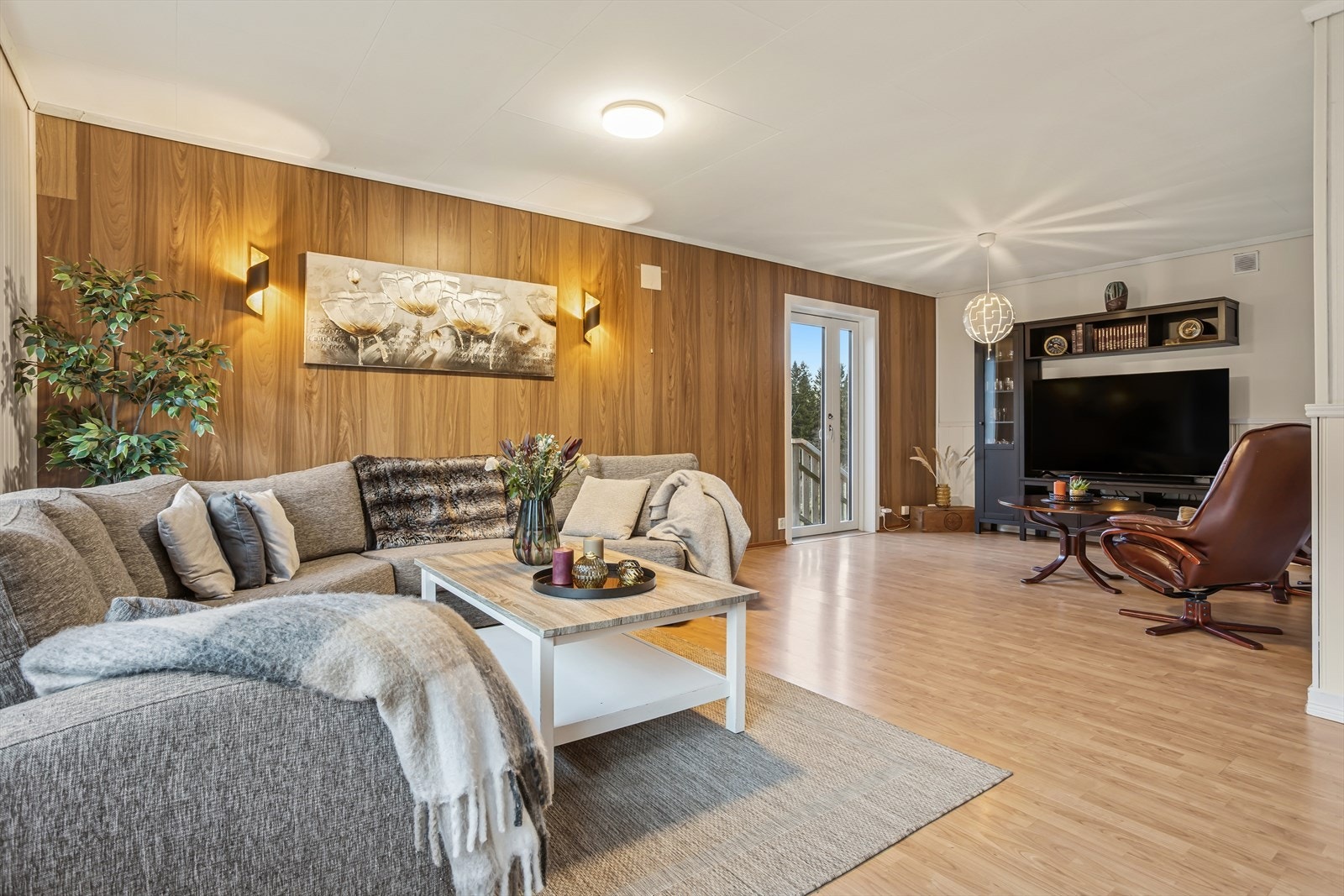 Stue med utgang til hage. Galleribilde