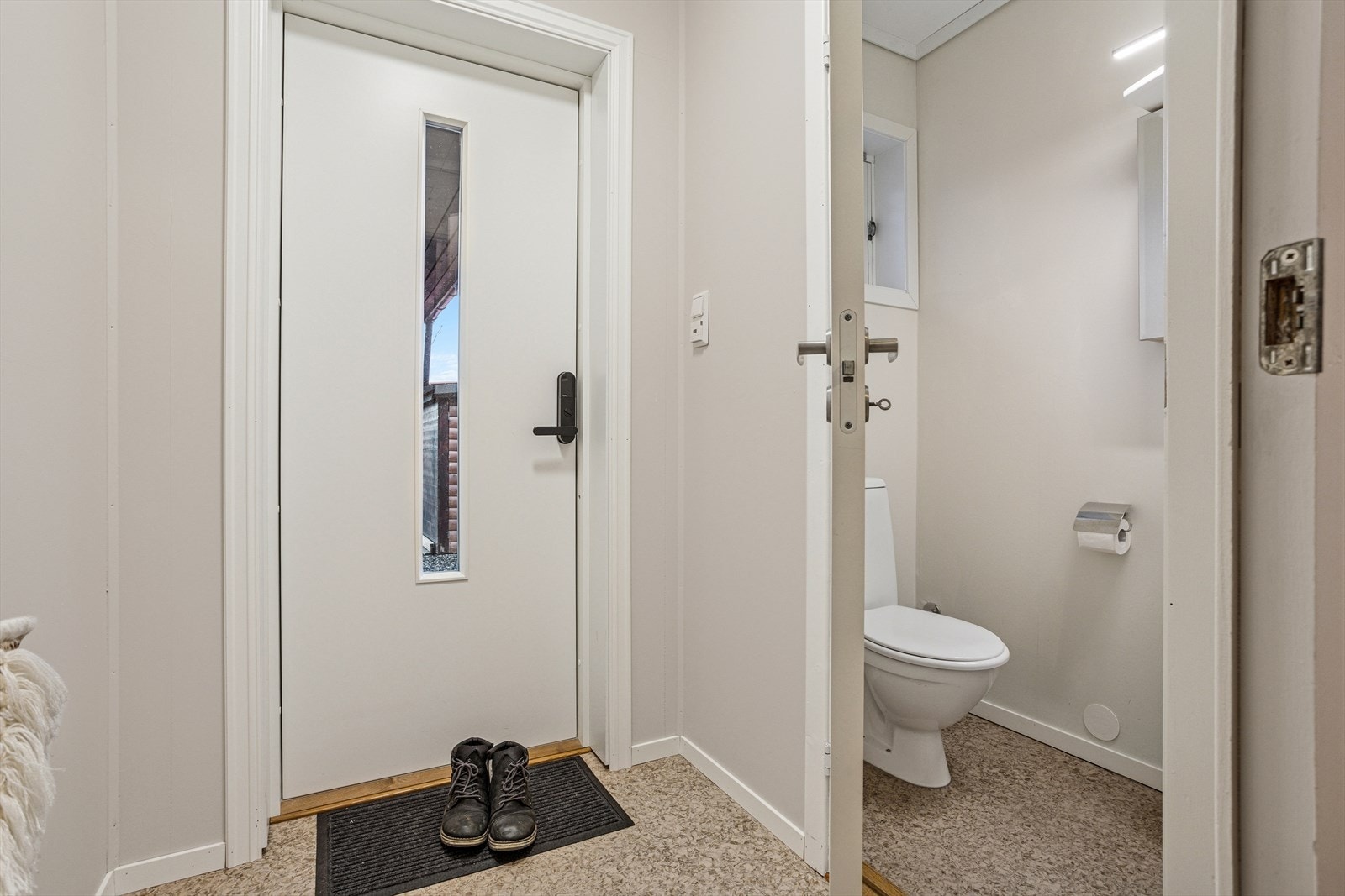 Velkommen inn. Praktisk med eget wc-rom for store og små like ved ytterdør. Galleribilde