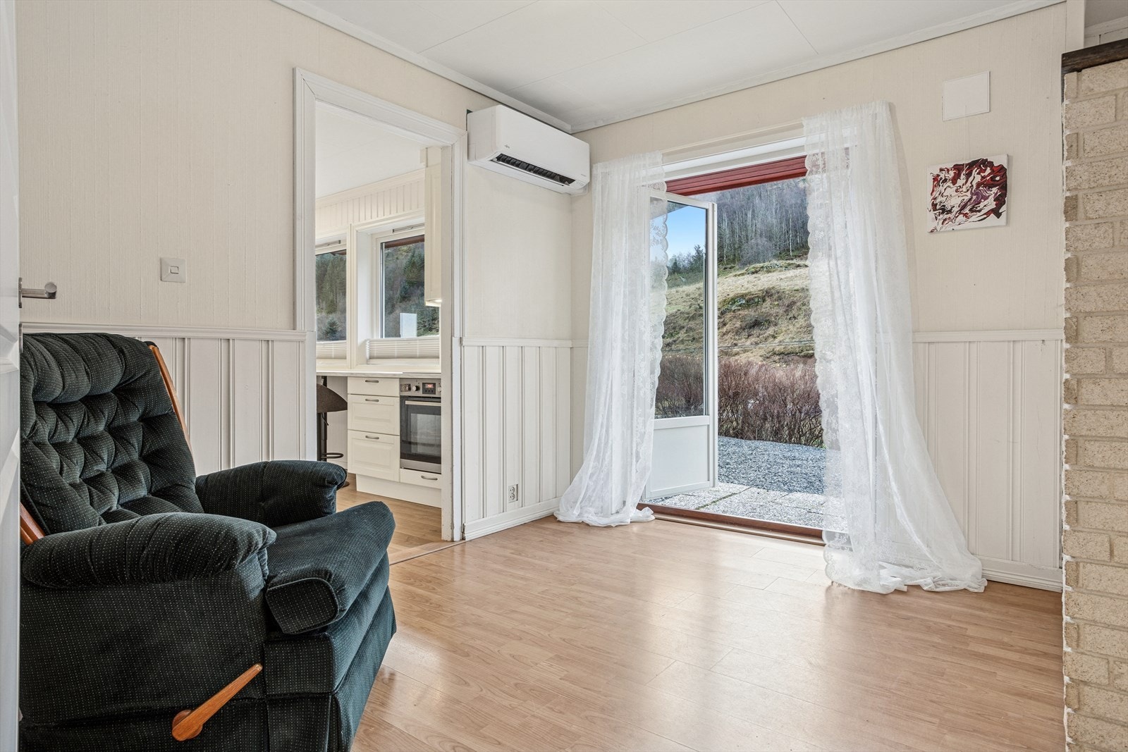 Stuen har 2 utgang til terrasse/hage. Utgang fra langside og fra kortside. Galleribilde