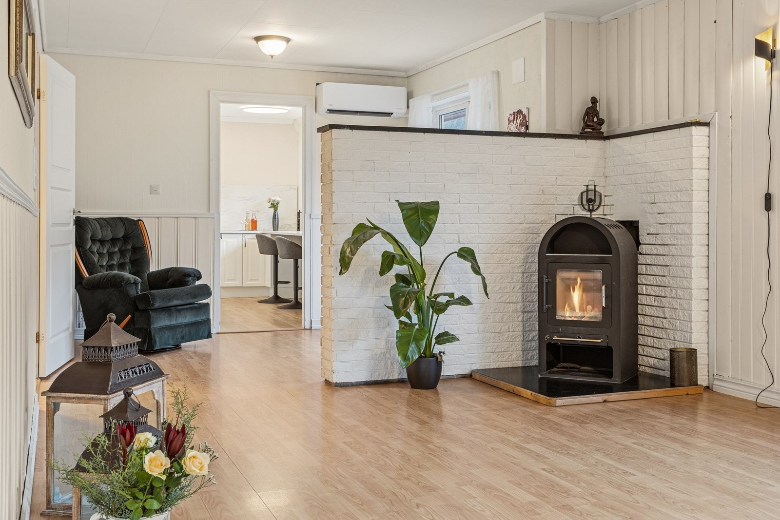 Stue har peisovn fra ca. 2006 og varmepumpe fra 2024. Galleribilde