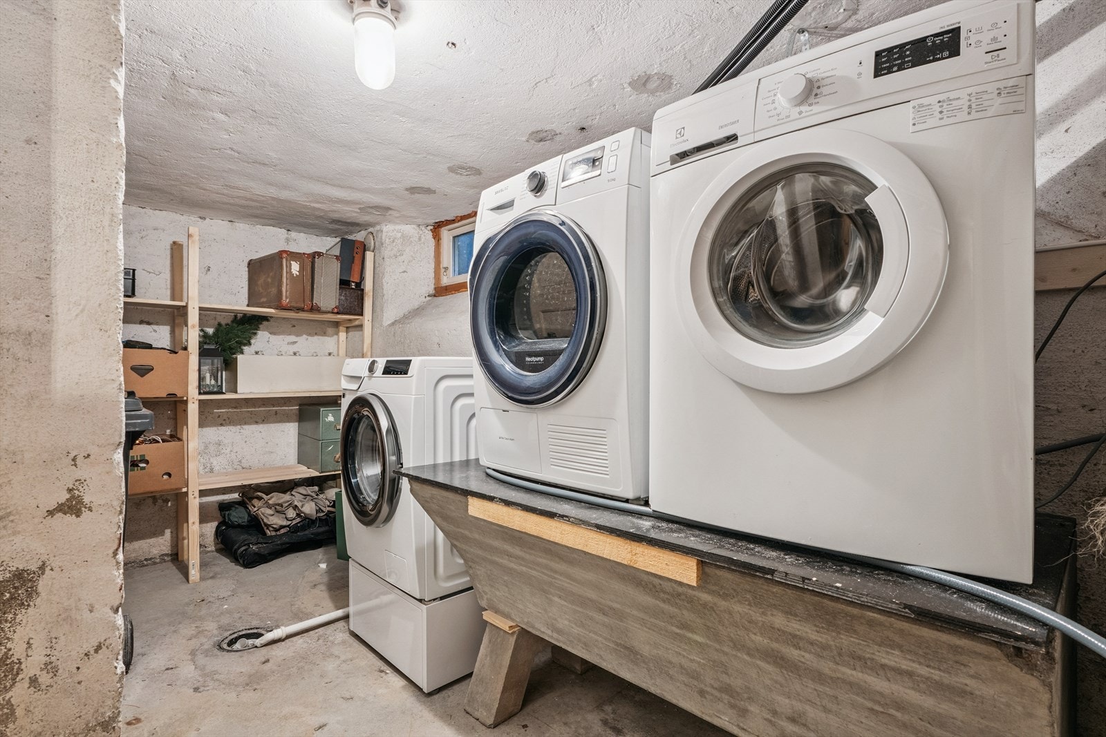 Felles vaskerom med leilighet i 2. etg. VAskemaskin og tørketrommel nærmest til leilghet 1. etg. Galleribilde