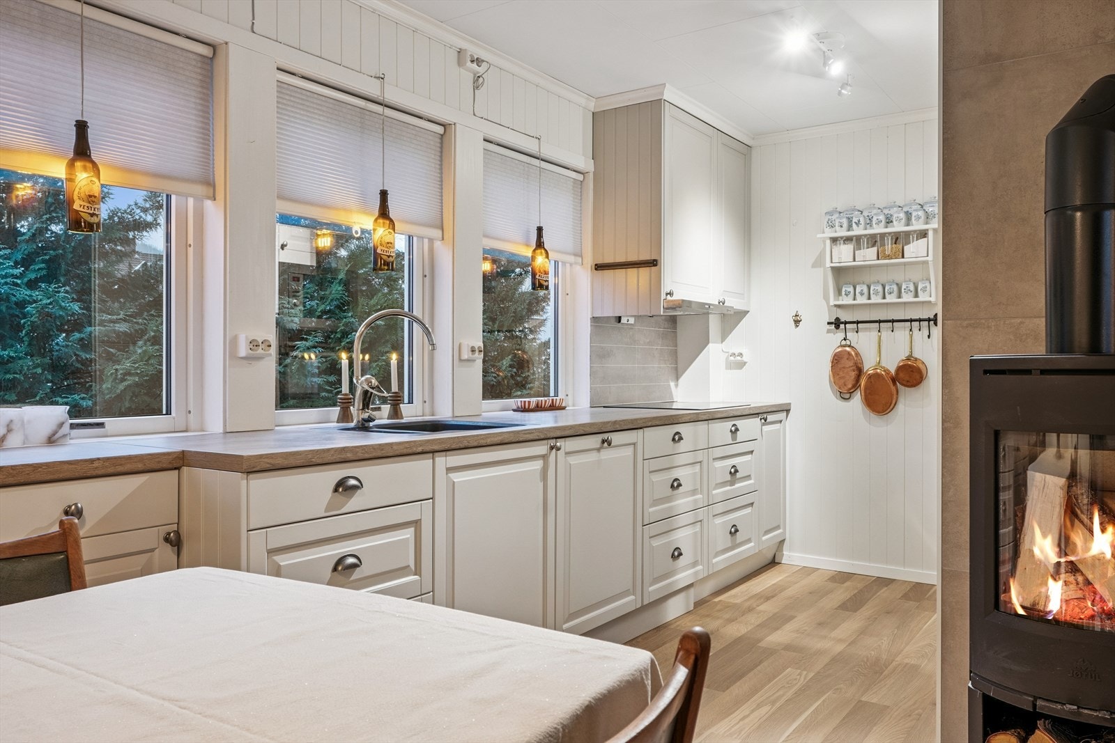 Stort kjøkken med int. hvitevarer Galleribilde