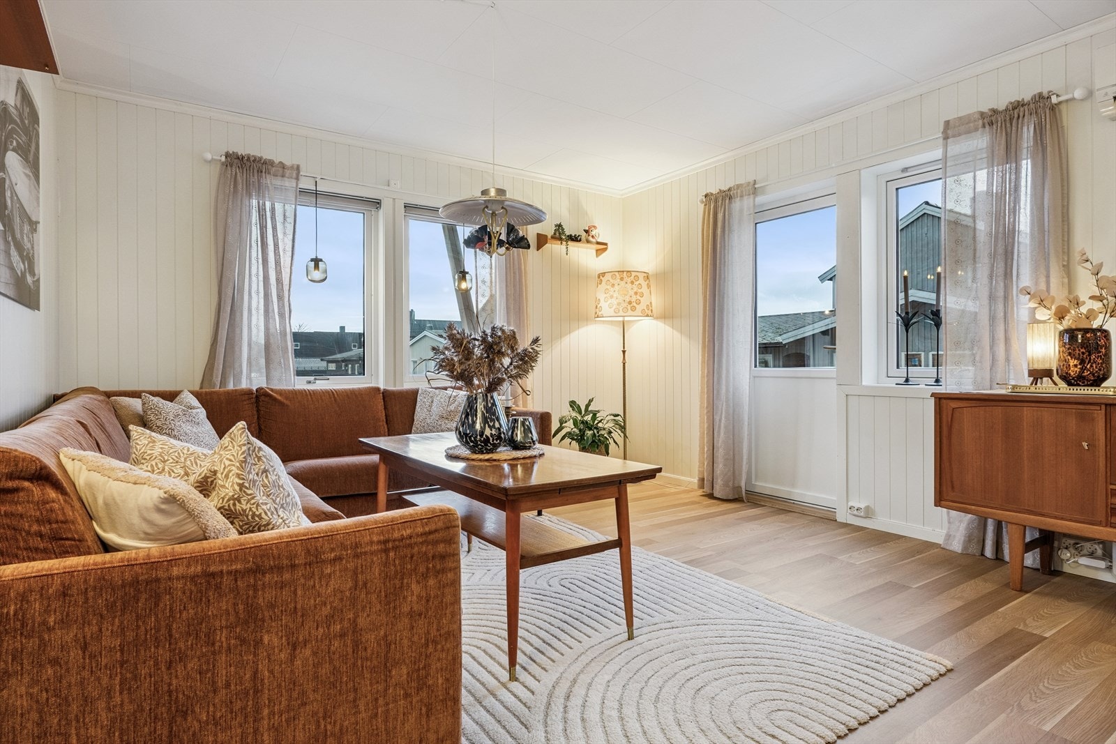 Lav felleskostnad: Kr 5.337,- pr. måned: Drift, renter og avdrag fellesgjeld, tv/ internett, kommunale avgifter, forretningsførsel,
bygningsforsikring, løpende vedlikehold og styrehonnorar m.m. Galleribilde