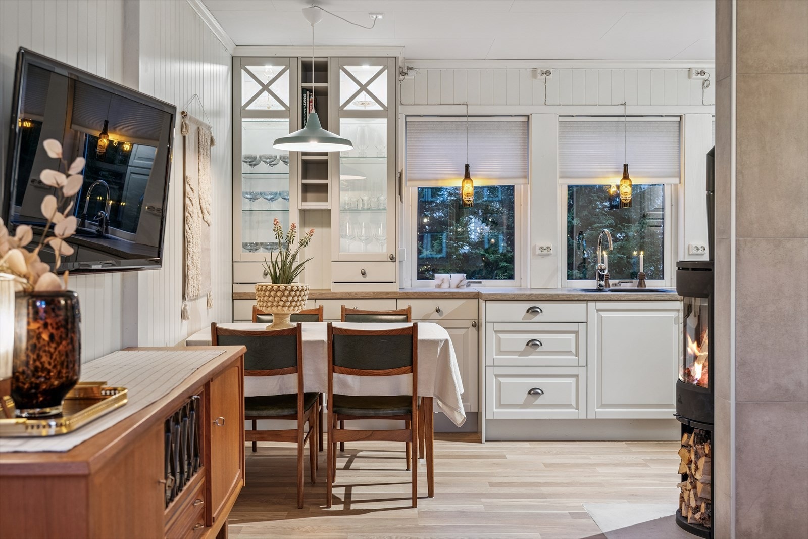 Fra stue mot kjøkken med spiseplass og vedovn. Galleribilde