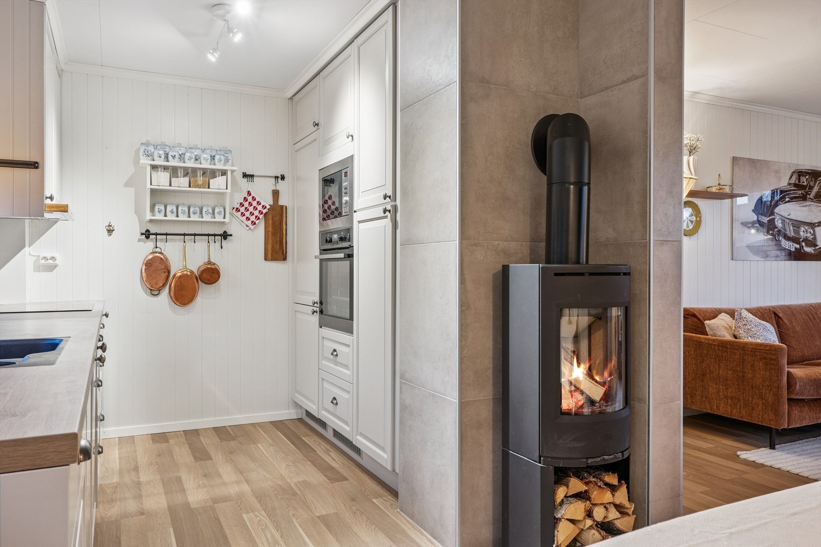Romslig kjøkken (2017) Vedovn og varmepumpe. Galleribilde