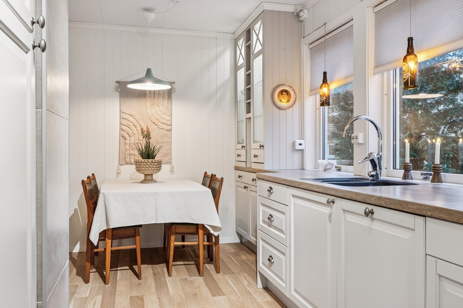 Kjøkken med spiseplass. Galleribilde