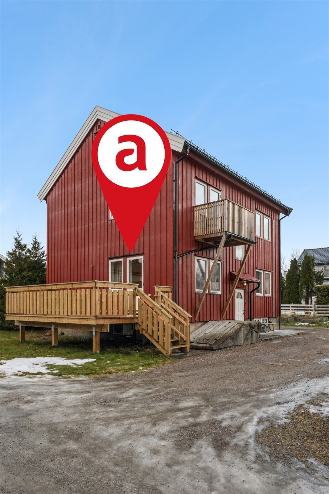 Lav felleskostnad: Kr 5.337,- pr. måned: Drift, renter og avdrag fellesgjeld, tv/ internett, kommunale avgifter, forretningsførsel,
bygningsforsikring, løpende vedlikehold og styrehonnorar m.m. Galleribilde