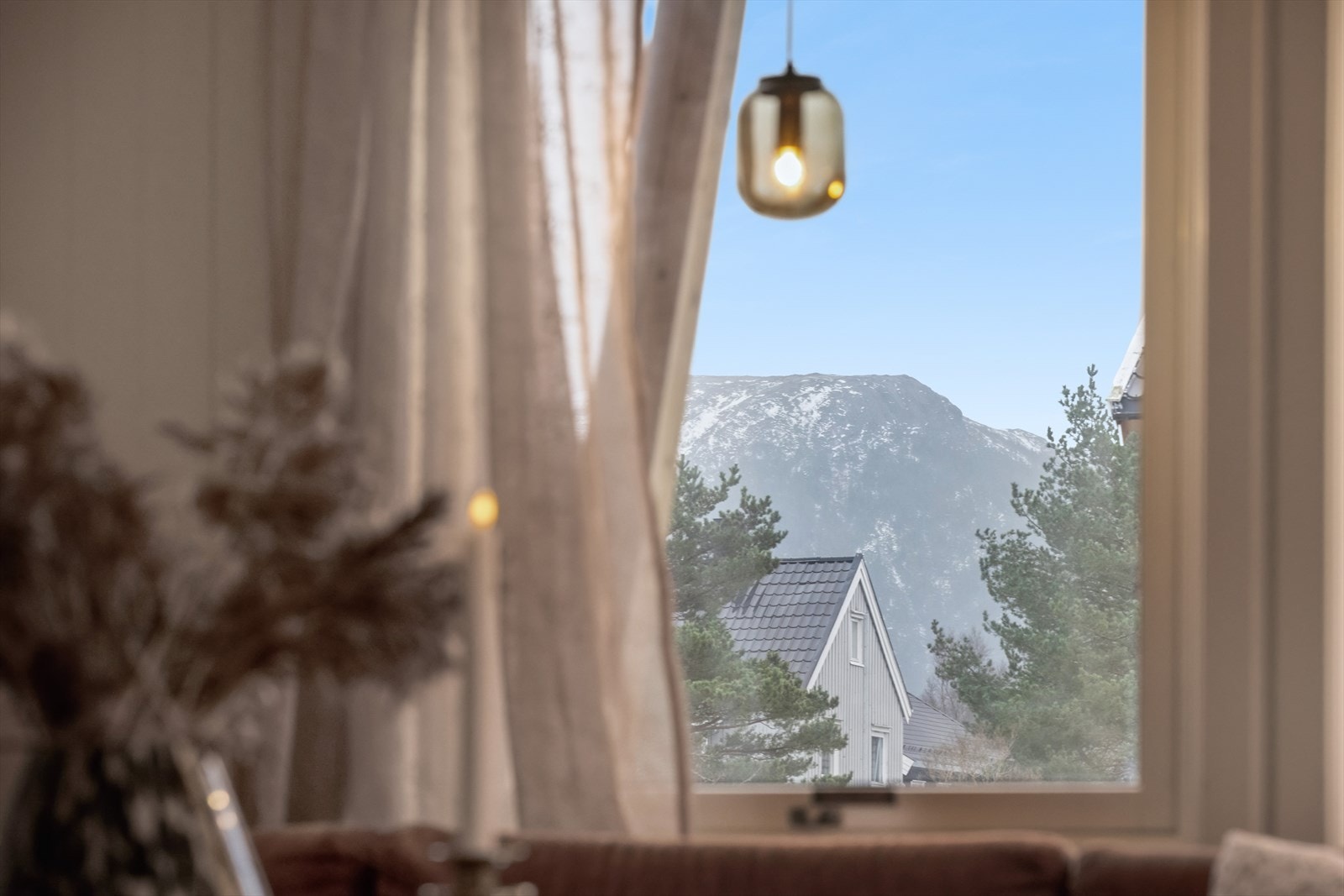 Stue med utsikt til Spillumsfjellet og Klompen. Galleribilde