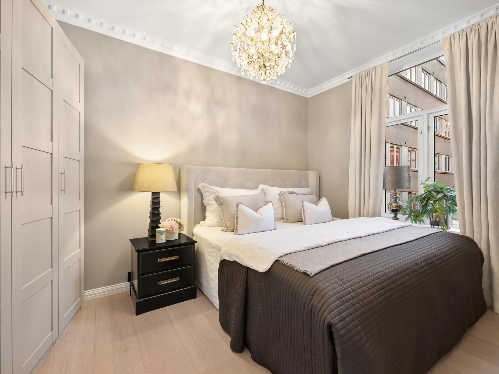 Nydelig hovedsoverom med god plass til dobbeltseng (2,2 meter) samt tilhørende nattbord. Store vindusflater som slipper inn rikelig med naturlig lys. Galleribilde