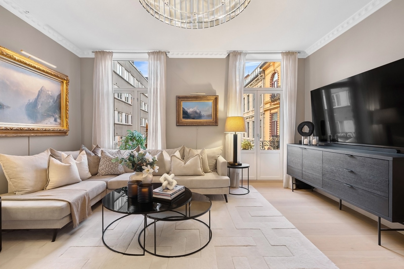 Store vindusflater og god takhøyde med klassiske elementer som stukkatur og takrosett. Galleribilde