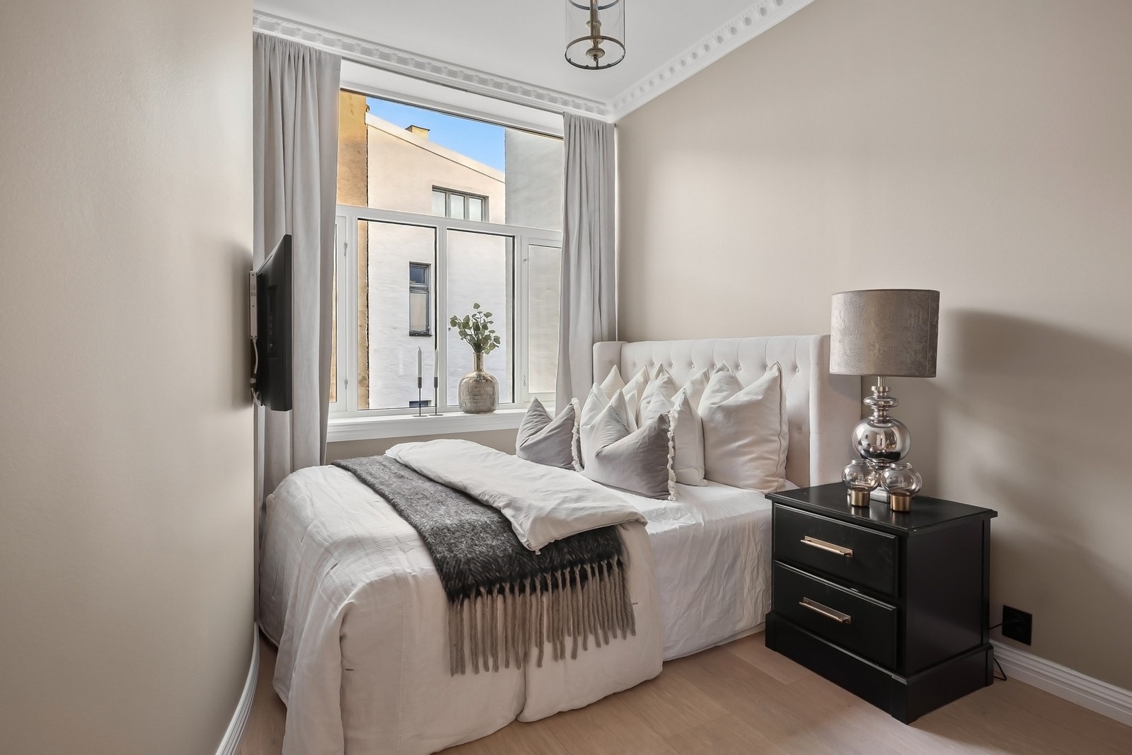 Rause vindusflater slipper inn rikelig med dagslys og skaper en lys og luftig atmosfære. Galleribilde