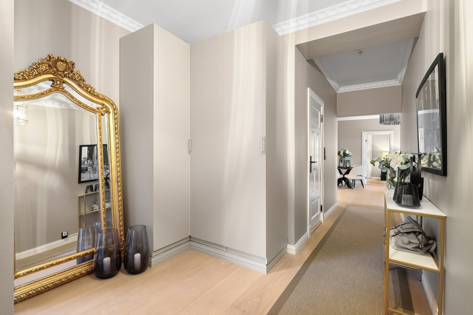 Leiligheten har en romslig entré med plass til oppbevaring av yttertøy og sko. Galleribilde