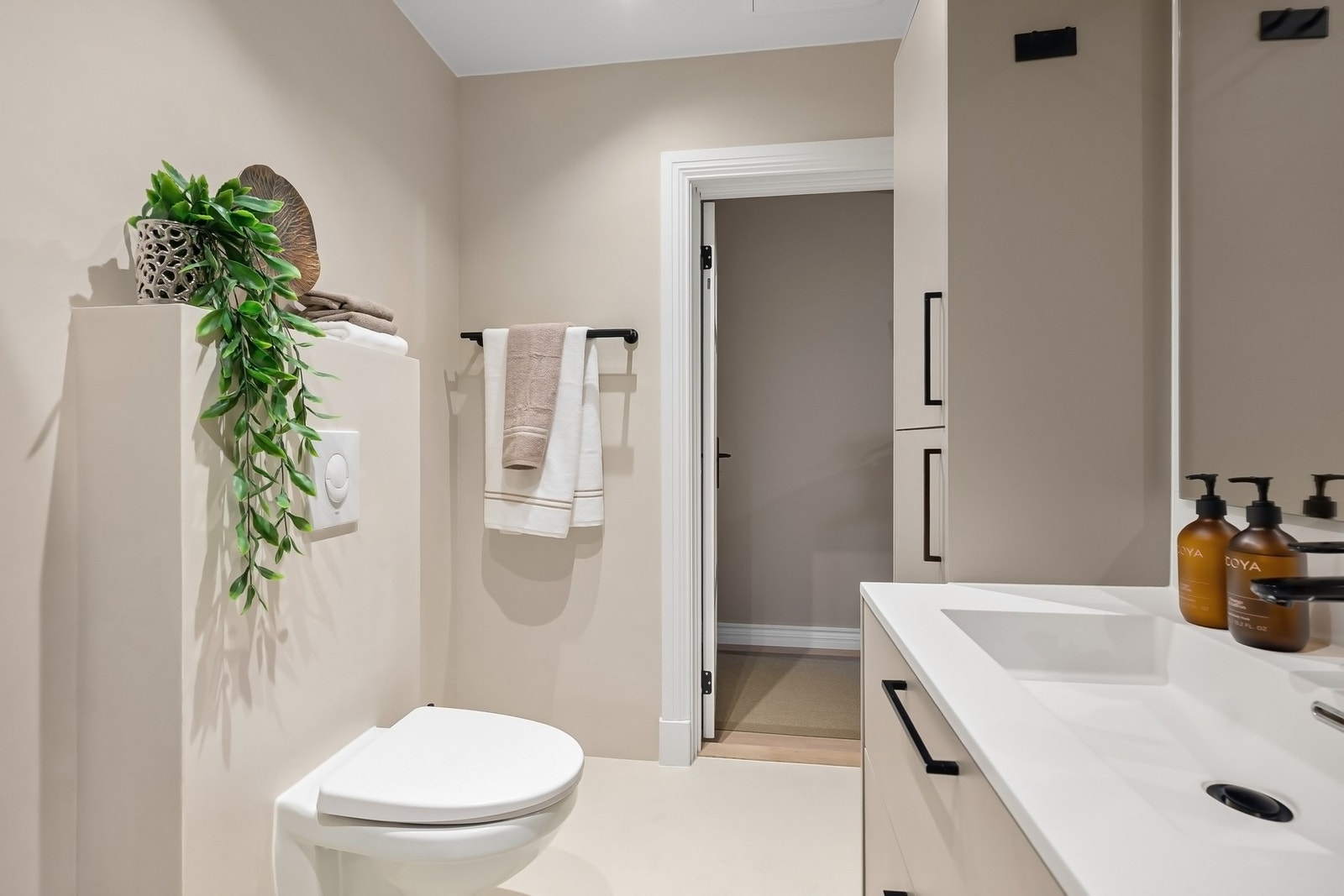 Badet er utført med microsement på både gulv og vegger, noe som gir et stilrent, sømløst og eksklusivt uttrykk. Galleribilde