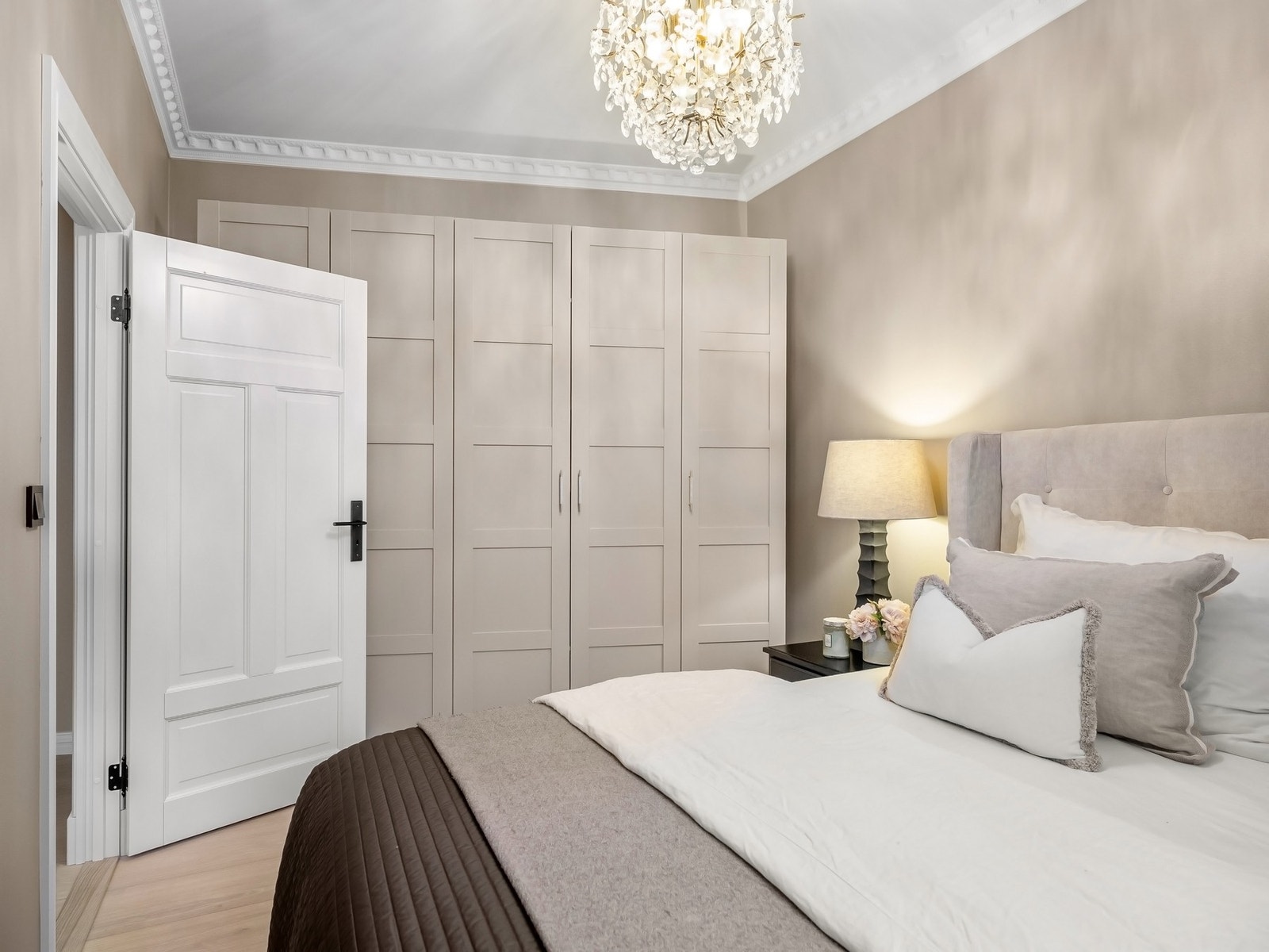 Store garderobeskap som utnytter garderobe plassen til det maksimale. Galleribilde