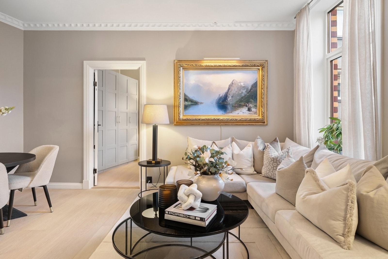 Leiligheten har en flott internbeliggenhet i 3. etasje. Galleribilde