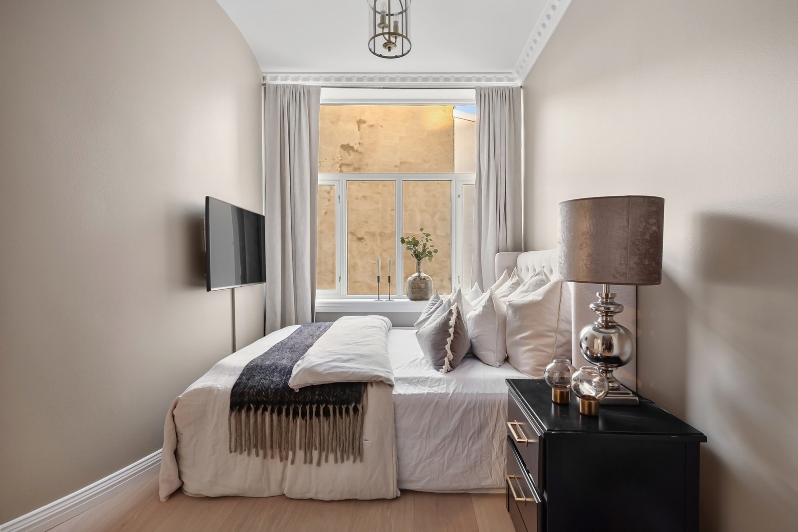 Det andre soverommet er også romslig og innbydende, med plass til dobbeltseng og nattbord. Galleribilde