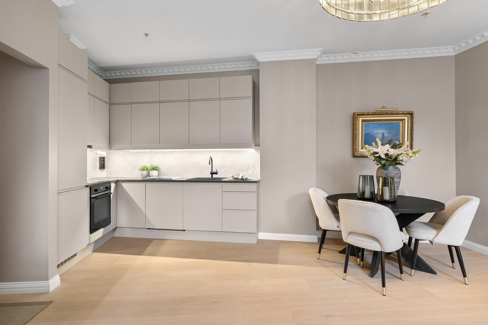 Leiligheten er blitt påkostet med nye overflater og oppgraderinger i 2025, som gir et helhetlig inntrykk av en bolig med høy standard. Galleribilde