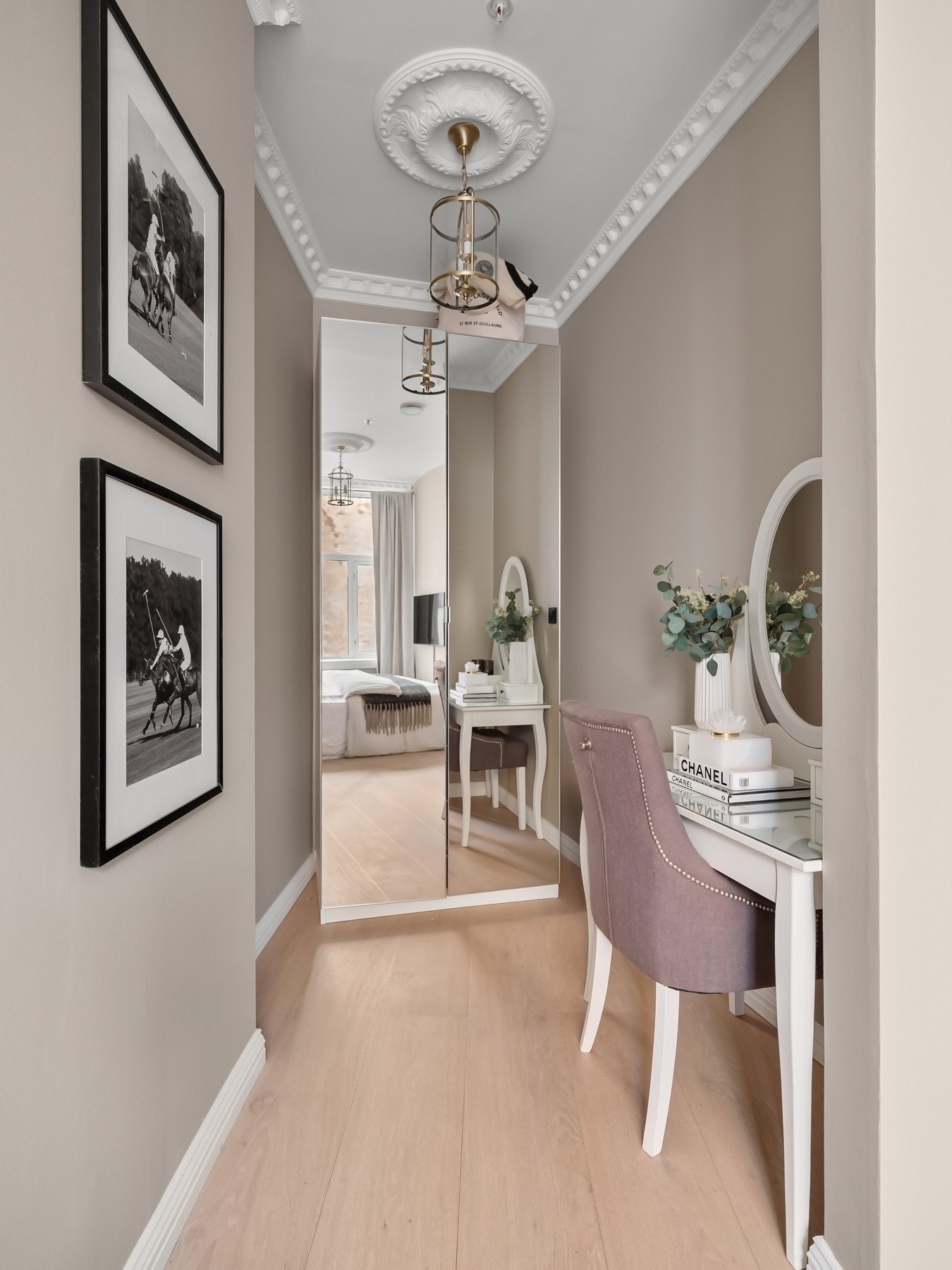 Rommet oppleves som svært romslig og har tilgang til eget walk-in closet. Galleribilde