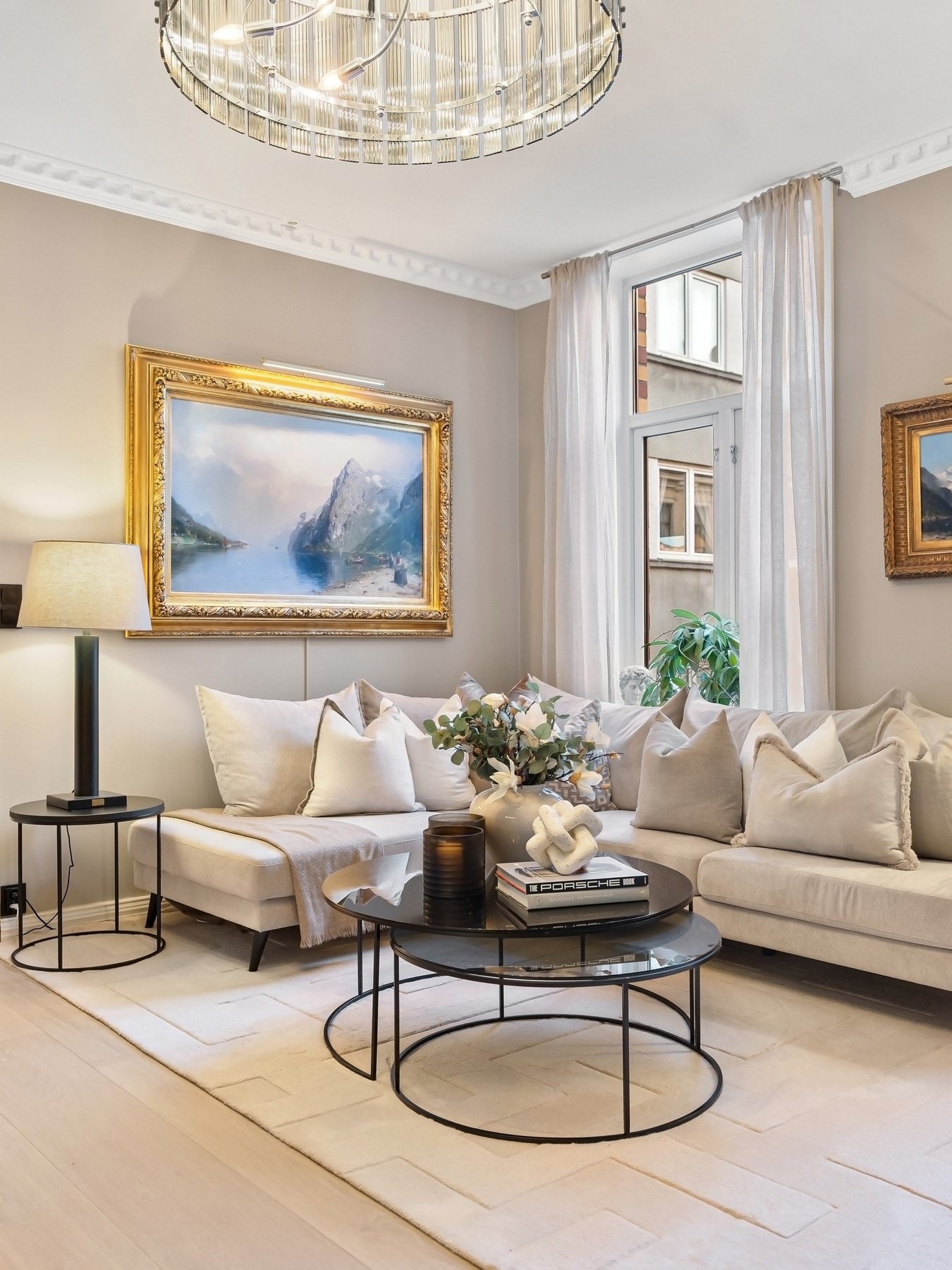 Det er lagt ny parkett, veggene er nymalt i lune og i tidløs Moderne Beige farge fra Jotuns Wonderwall serie. Rommet holder gjennomgående høy kvalitet. Galleribilde