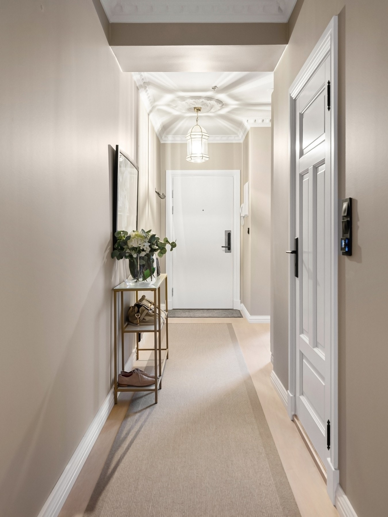 Innbydende entré med plass til helfigurspeil og skjenk. Nye dører og moderne detaljer, som sorte brytere og beslag, understreker det gjennomførte og stilrene uttrykket. Galleribilde