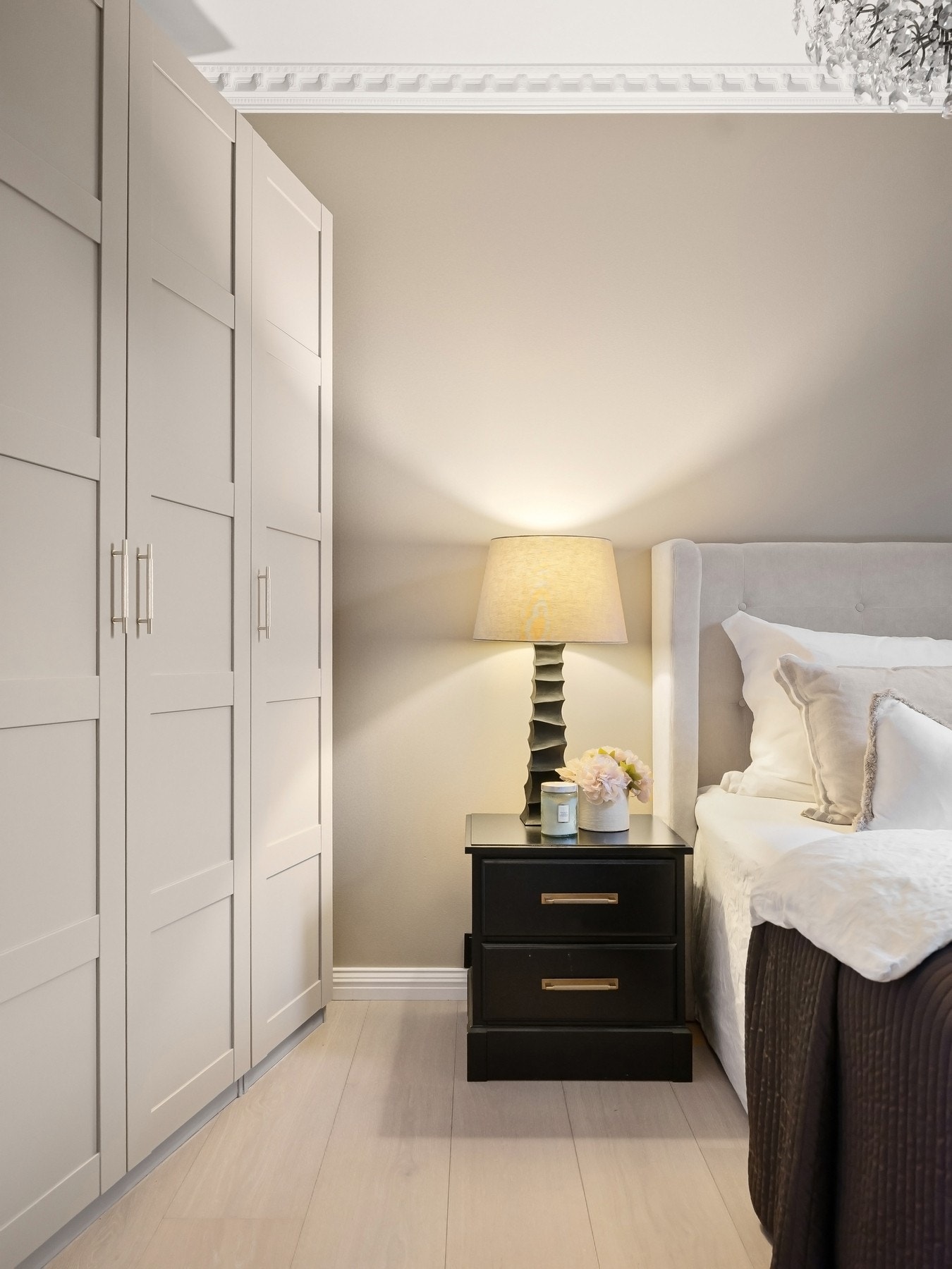 God plass til nattbord. Det er også plass til å ha det på begge sider av sengen. Galleribilde