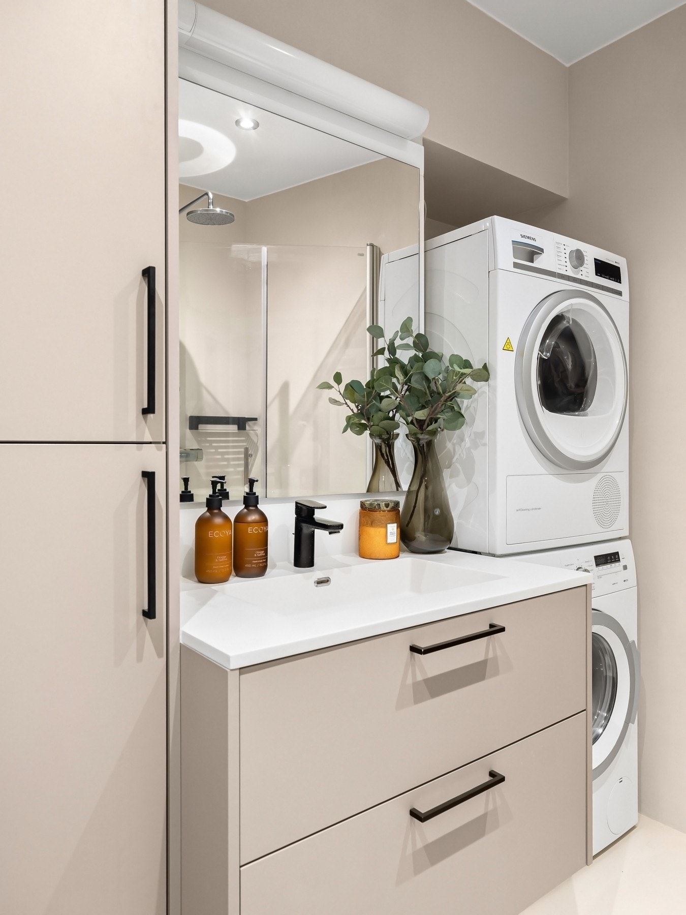 Det er god plass til tørketrommel og vaskemaskin i egen nisje. Galleribilde
