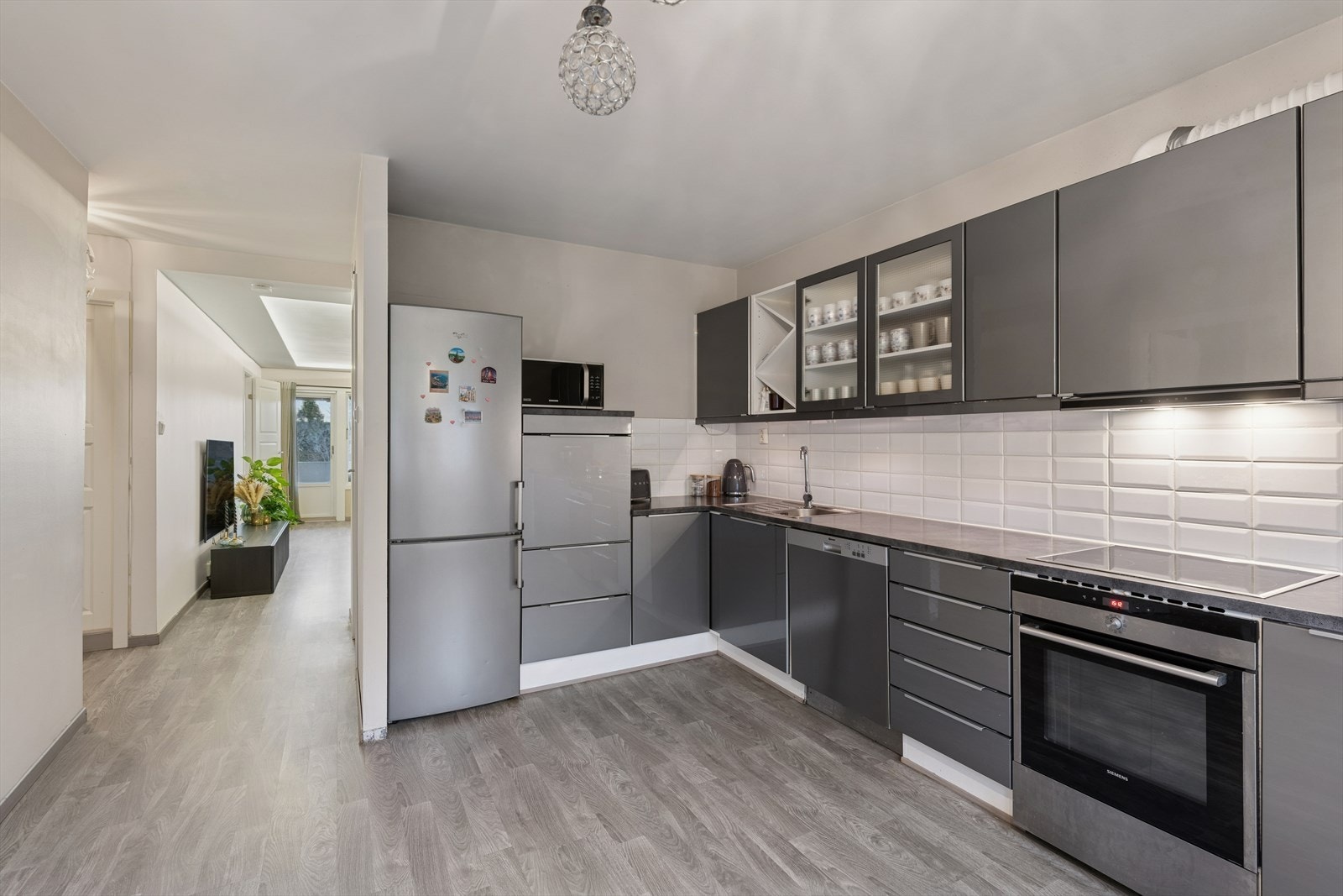 Moderne og funksjonelt kjøkken med stilren, profilert innredning i nøytrale fargetoner Galleribilde