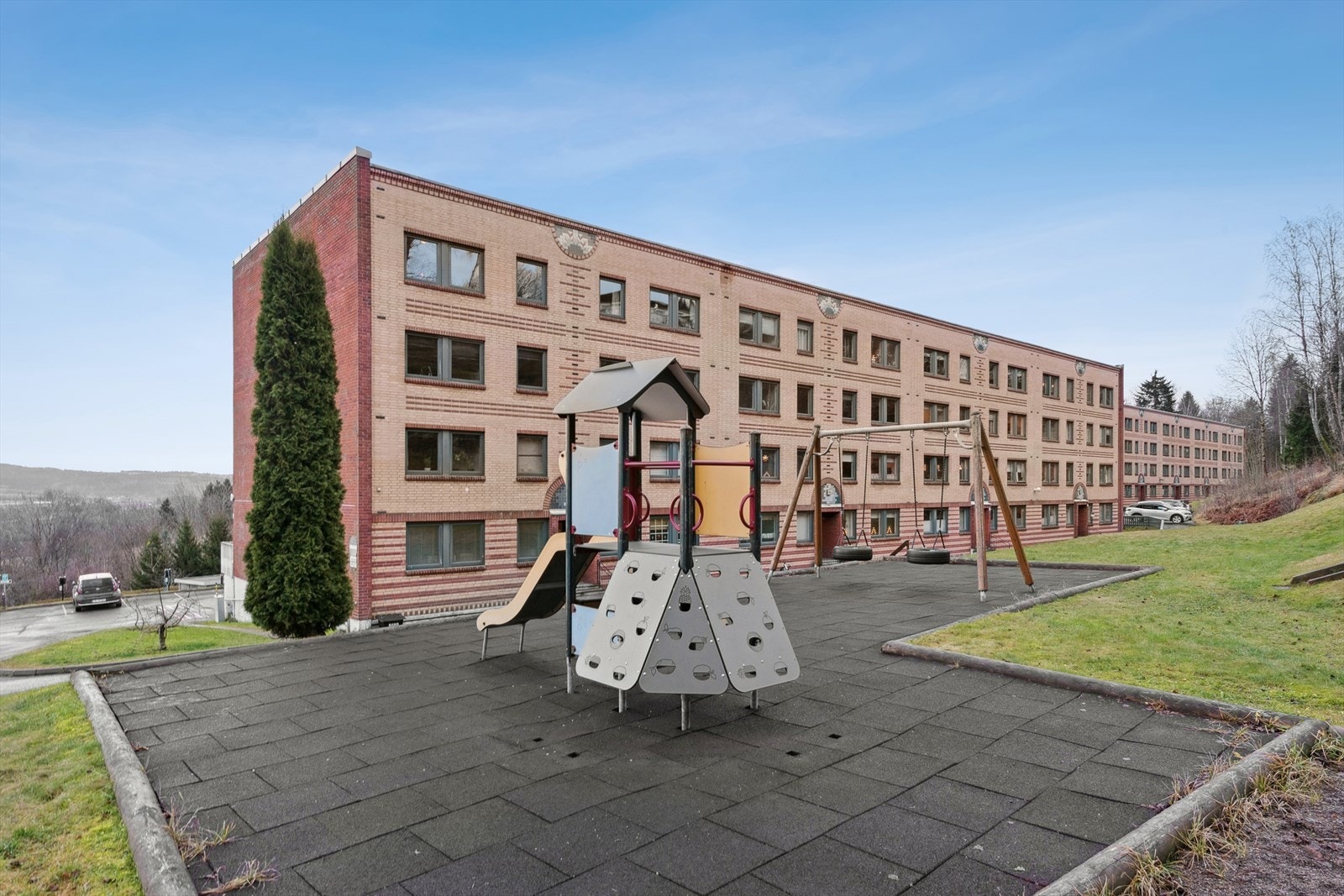 Tomten er felles og har flere lekeplasser med apparater og sandkasser Galleribilde