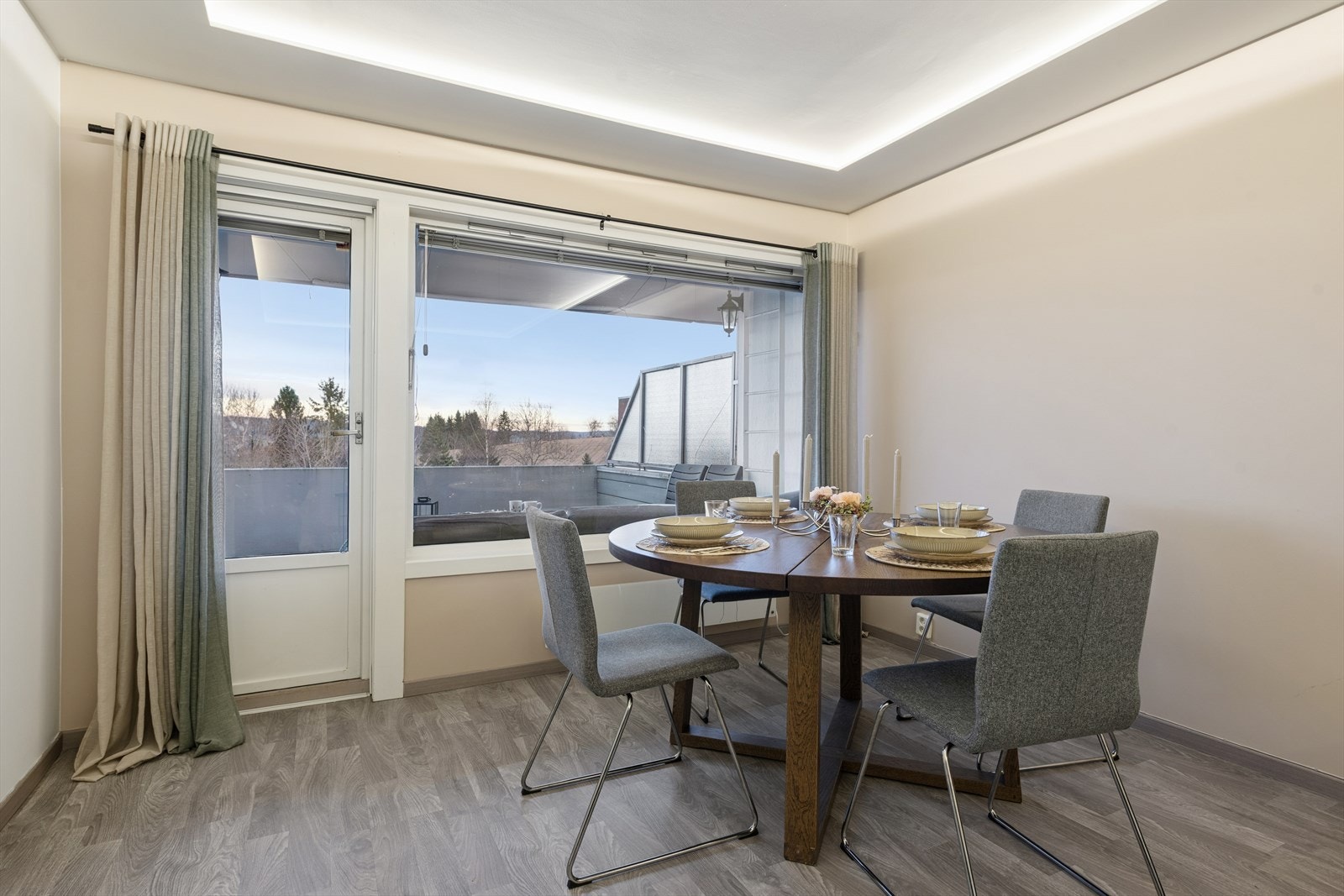 Hyggelig spisestue hvor du kan nyte gode måltid med utsikt Galleribilde