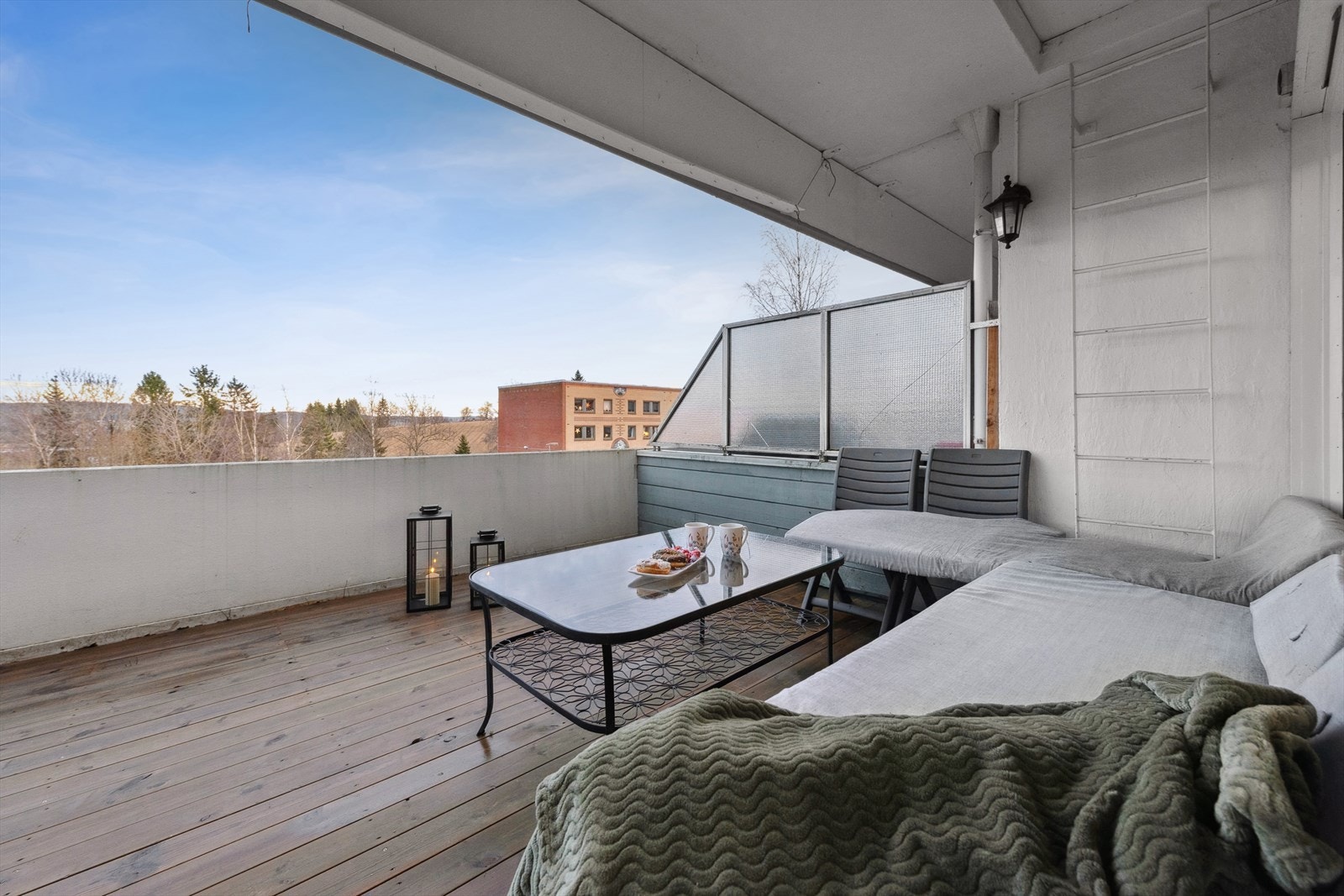 God plass til både sittegruppe, solsenger, bord og grill Galleribilde