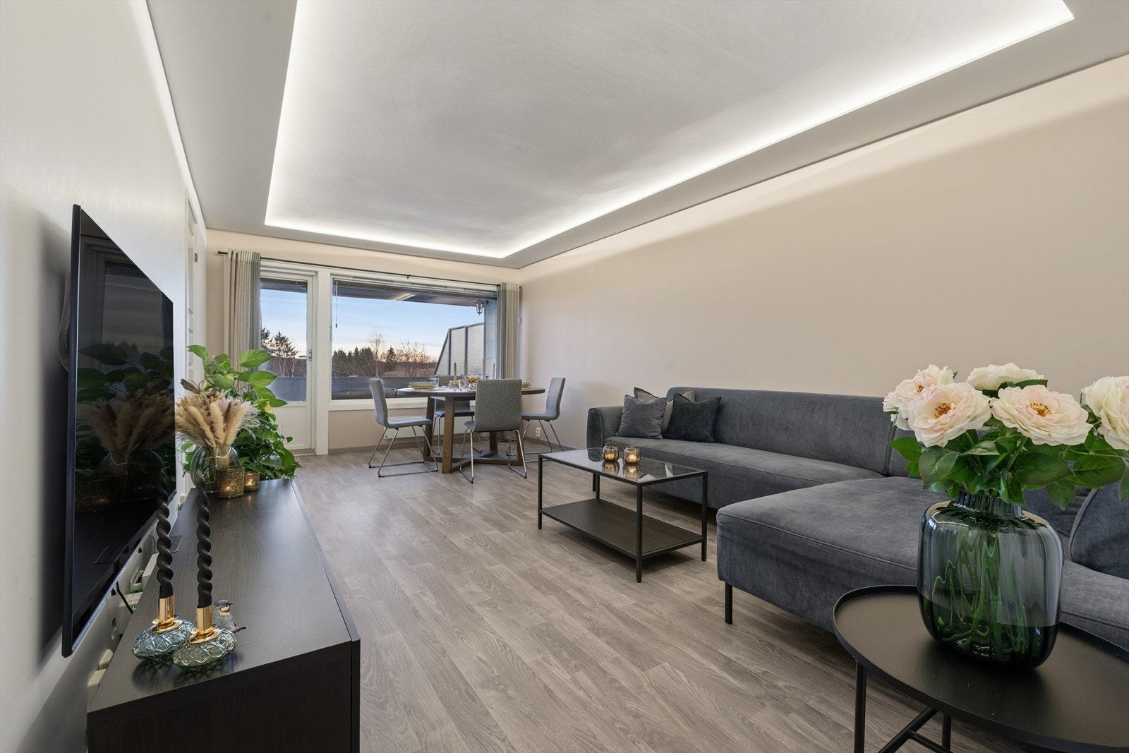 Leiligheten oppleves innbydende med gode lysforhold og flott utsikt over nærområdet Galleribilde
