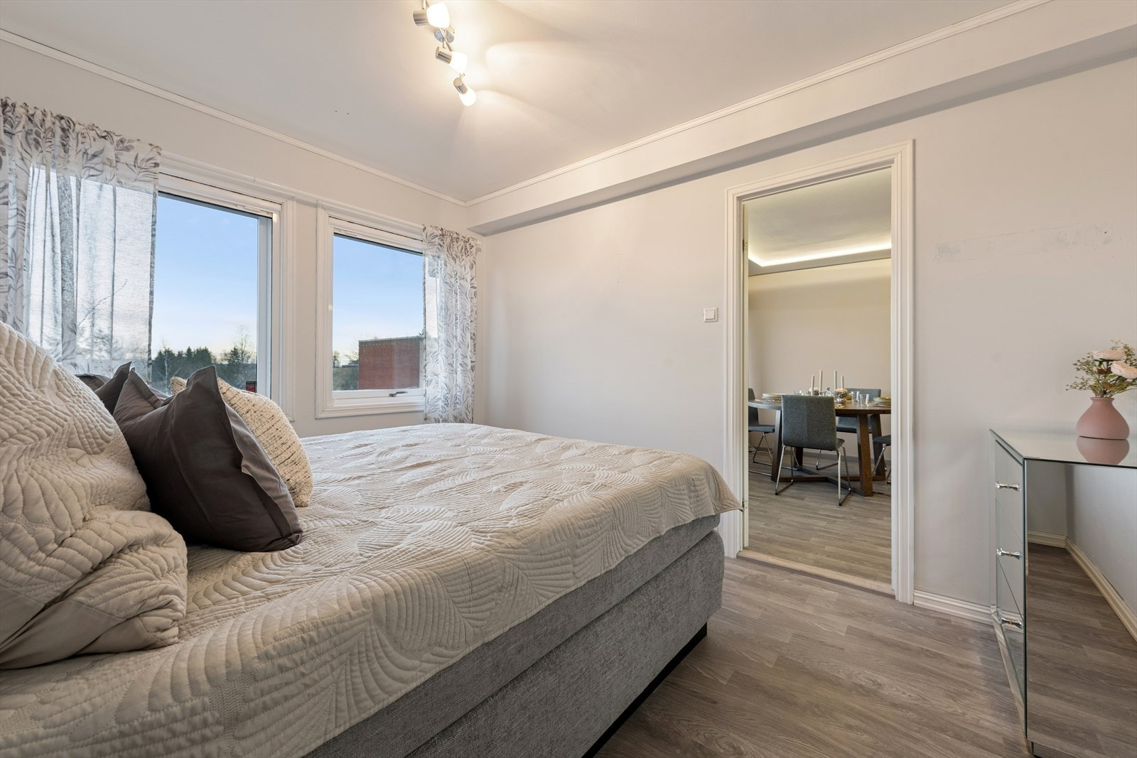 Lyst og innbydende soverom med friskt utsyn Galleribilde