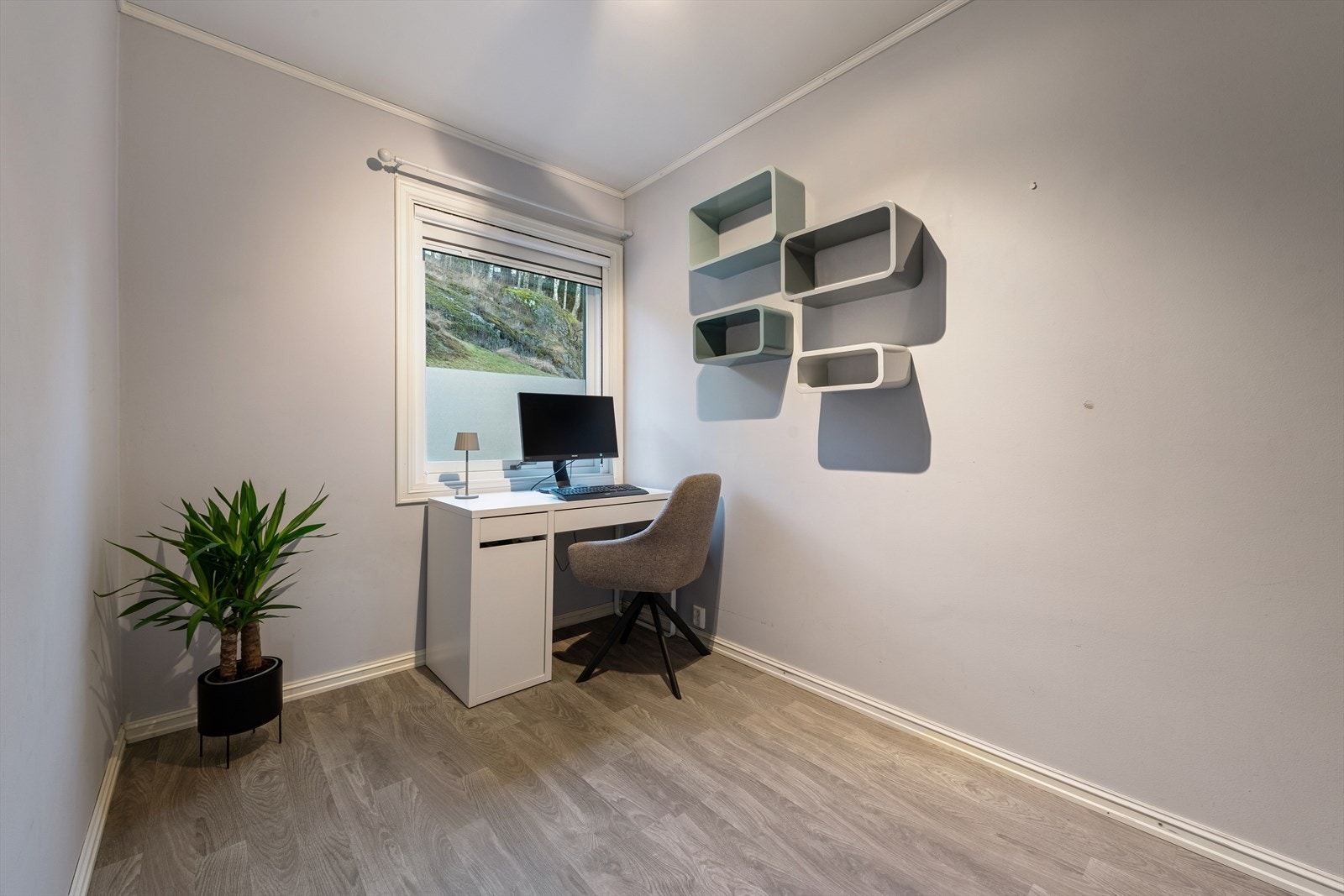 Soverom nr 2 er i dag innredet som kontor Galleribilde