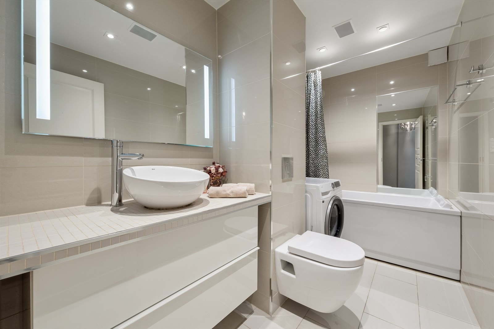 Baderommet fremstår som moderne, delikat og funksjonelt med en gjennomført og tidløs utforming Galleribilde