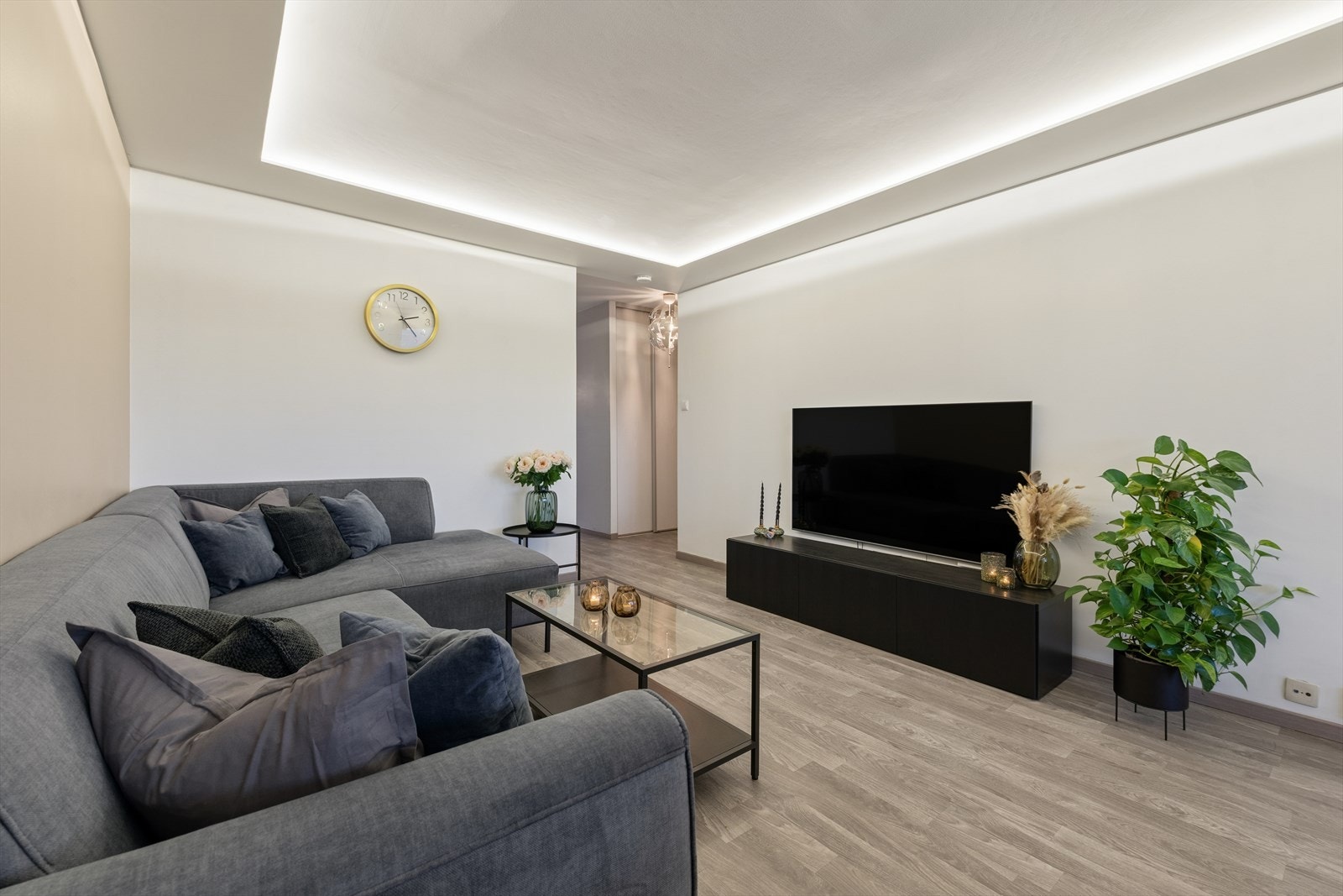 Naturlig samlingspunkt i boligen, med gode soner for både avslapning og sosialt samvær Galleribilde