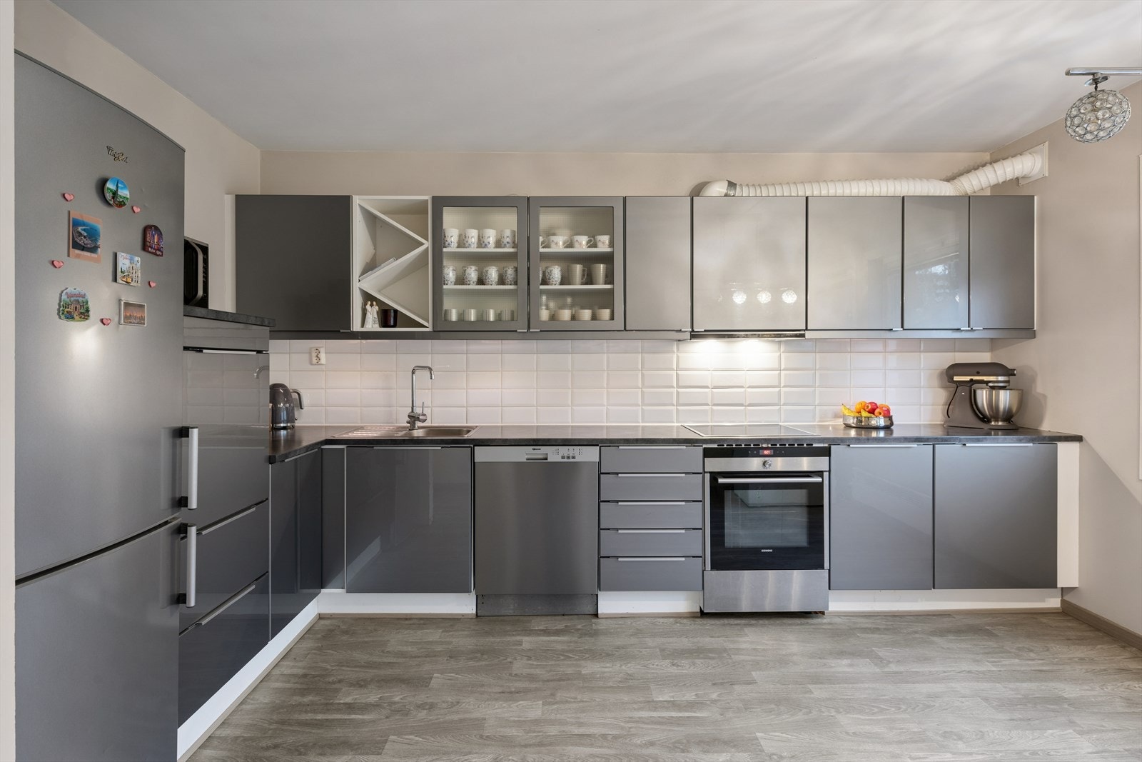 Integrert induksjonsplatetopp og stekeovn, samt opplegg for oppvaskmaskin Galleribilde