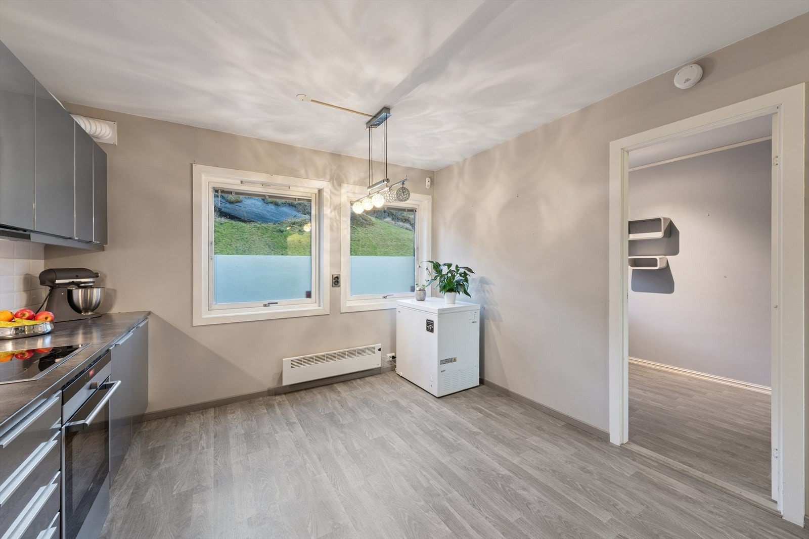 Naturlig plass til spisebord ved vinduene, noe som gir gode lysforhold og en hyggelig ramme rundt måltidene Galleribilde