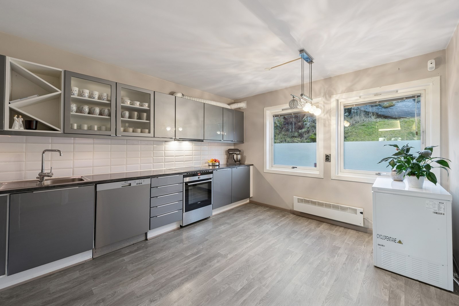 Svært romslig kjøkken som sikrer godt med skuff- og skapplass samt fine arbeidsflater Galleribilde