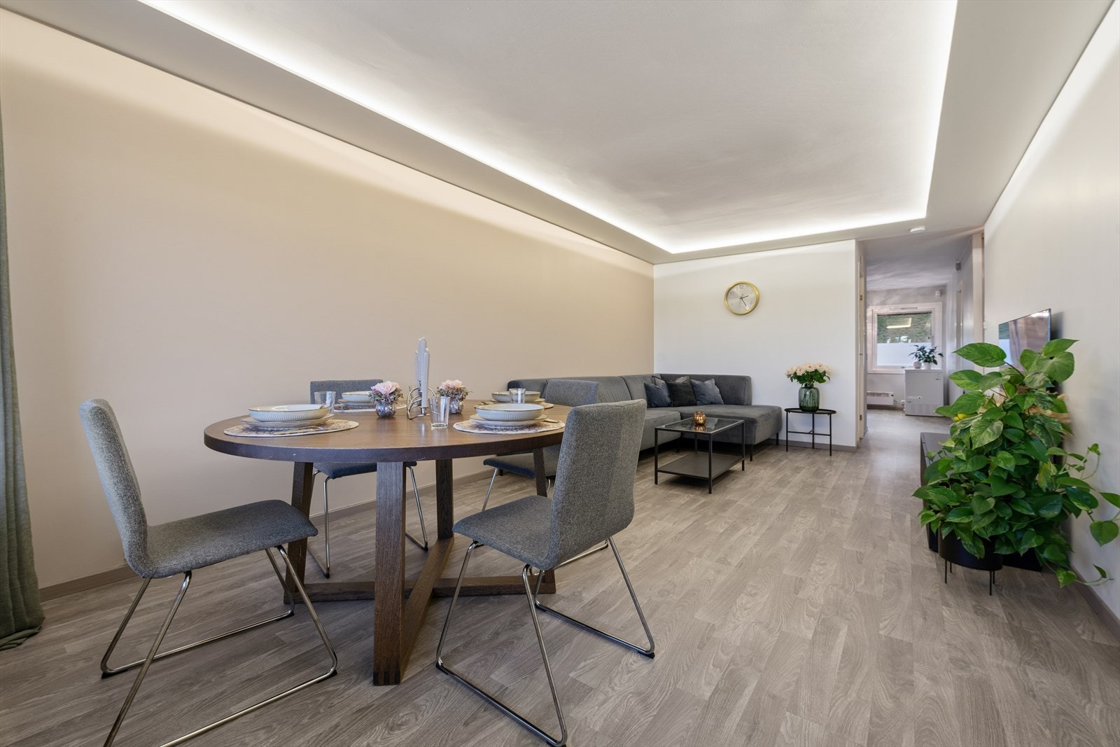 I stuen er det god plass til både sofagruppe og øvrig møblement - enkelt å innrede etter behov Galleribilde