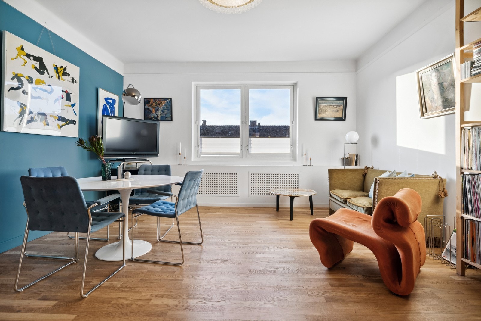 Romslig stue med innebygde radiatorer - Varmtvann, fyring, grunnpakke TV og internett fra Telia inkl Galleribilde