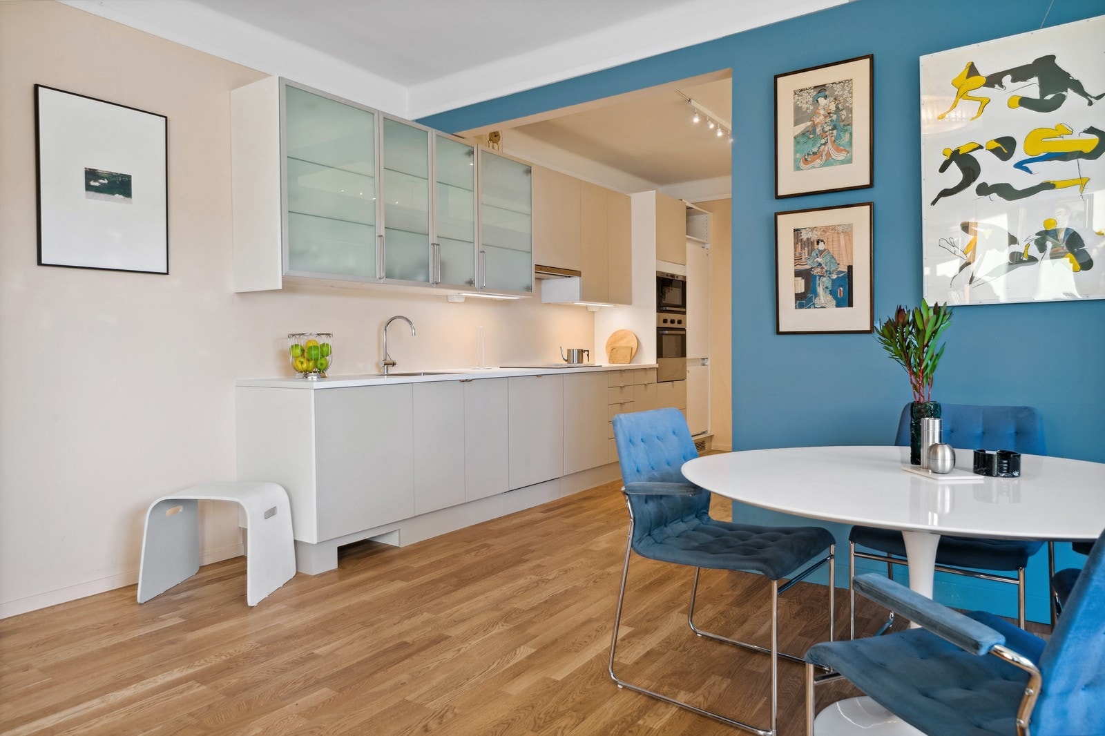 Lekkert kjøkken med intergrete hvitevarer Galleribilde